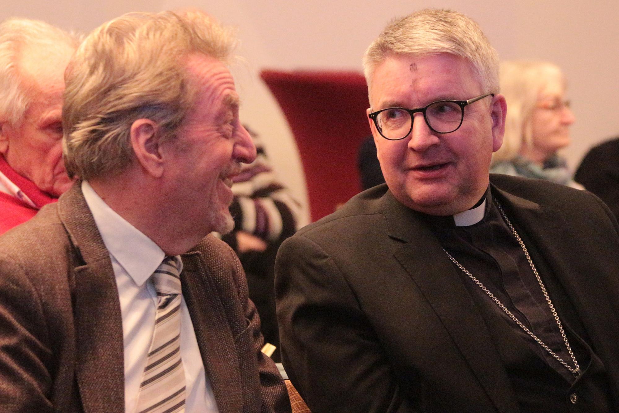 Mainz, 18. Februar 2026: Bischof Peter Kohlgraf im Gespräch mit den Soziologen und Religionsphilosophen Hans Joas (links) beim Impuls zum Aschermittwoch im Erbacher Hof. (c) Bistum Mainz / Blum