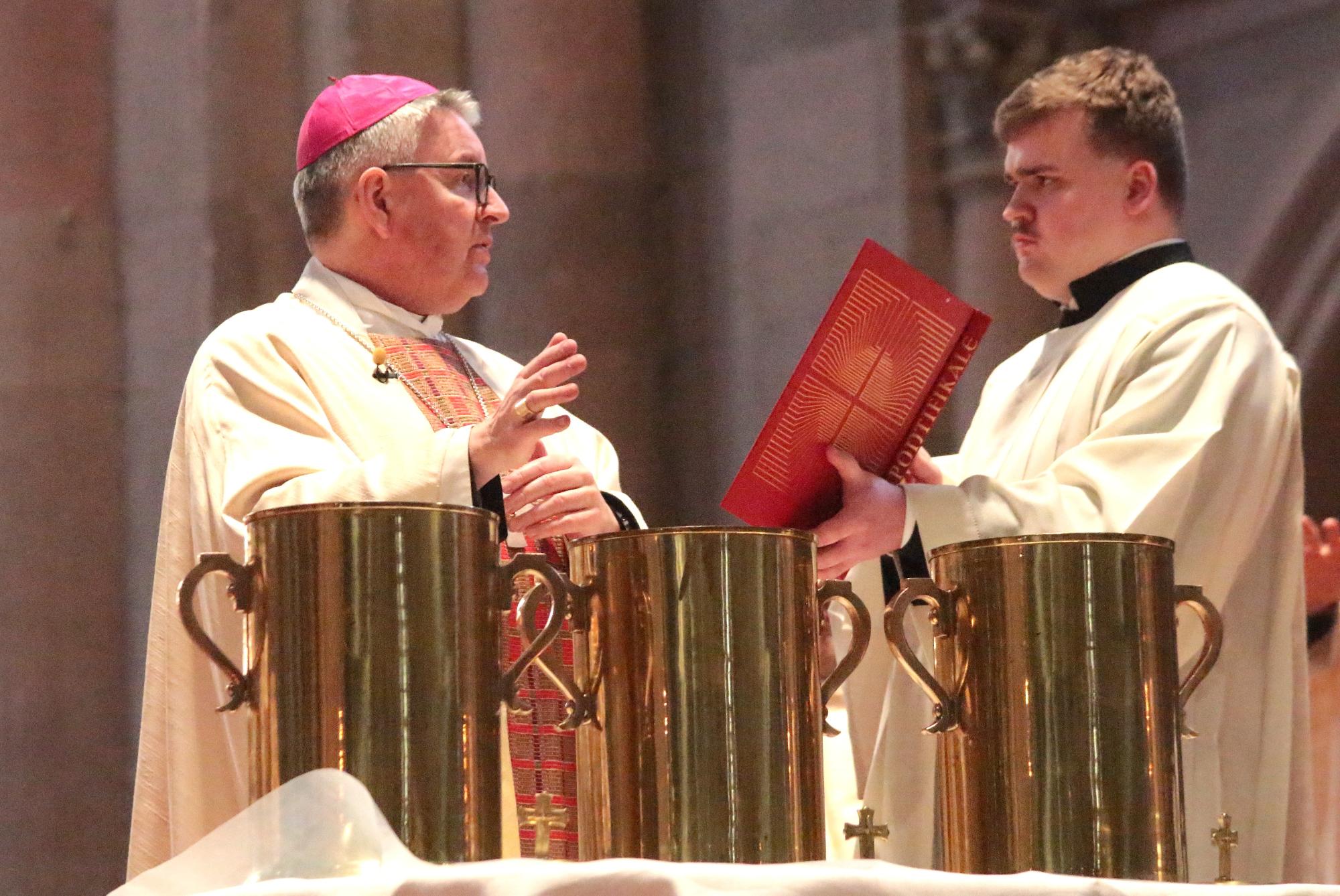 Mainz, 30. März 2026: In der Missa chrismatis weihte Bischof Peter Kohlgraf die heiligen Öle. (c) Bistum Mainz / Blum