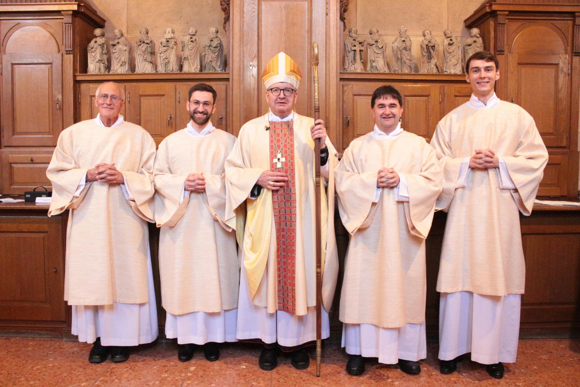 Mainz, 18. April 2026: Der Mainzer Bischof mit den vier neuen Diakonen im Bistum Mainz (v.l.n.r.): Dr. Karl Josef Gruber, Joseph Möller, Bischof Peter Kohlgraf, Mario zur Löwen und Alexander Deick.