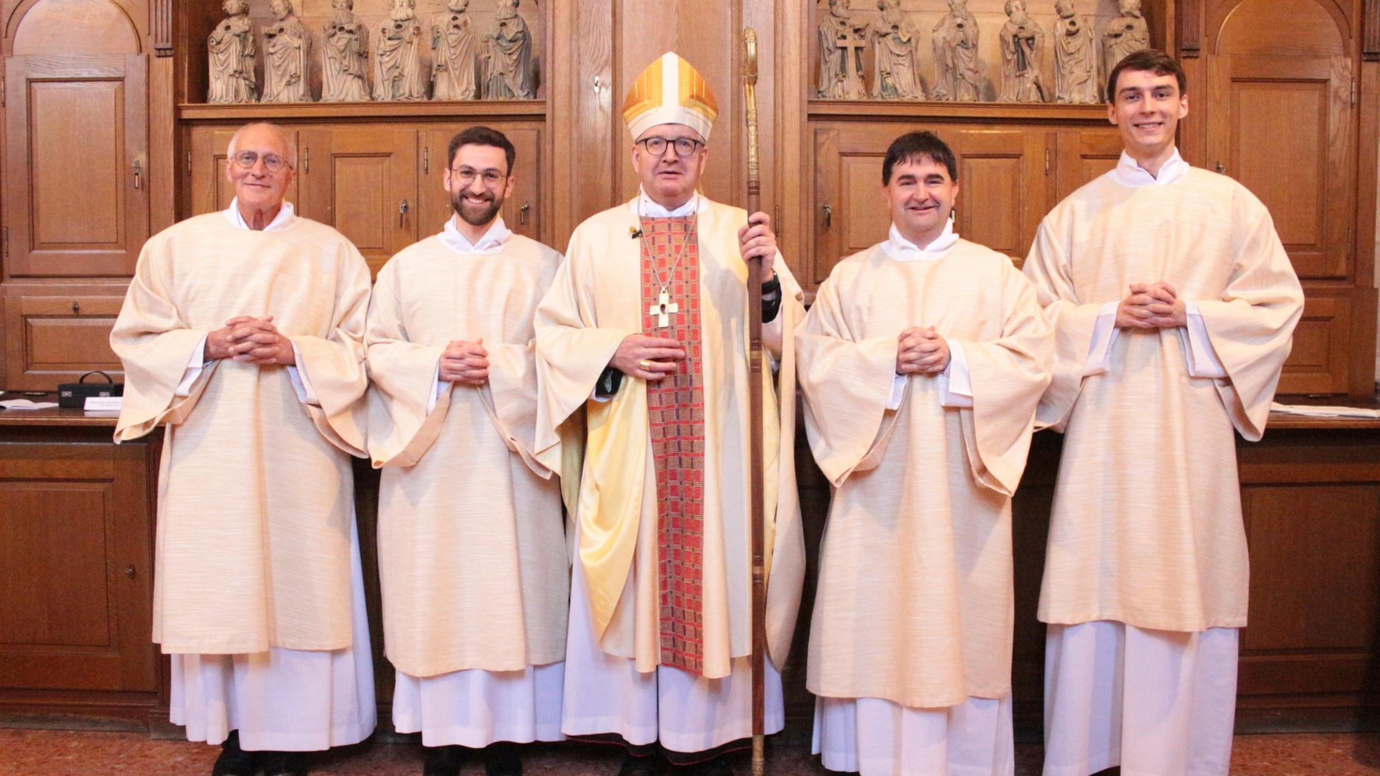 Mainz, 18. April 2026: Der Mainzer Bischof mit den vier neuen Diakonen im Bistum Mainz (v.l.n.r.): Dr. Karl Josef Gruber, Joseph Möller, Bischof Peter Kohlgraf, Mario zur Löwen und Alexander Deick.