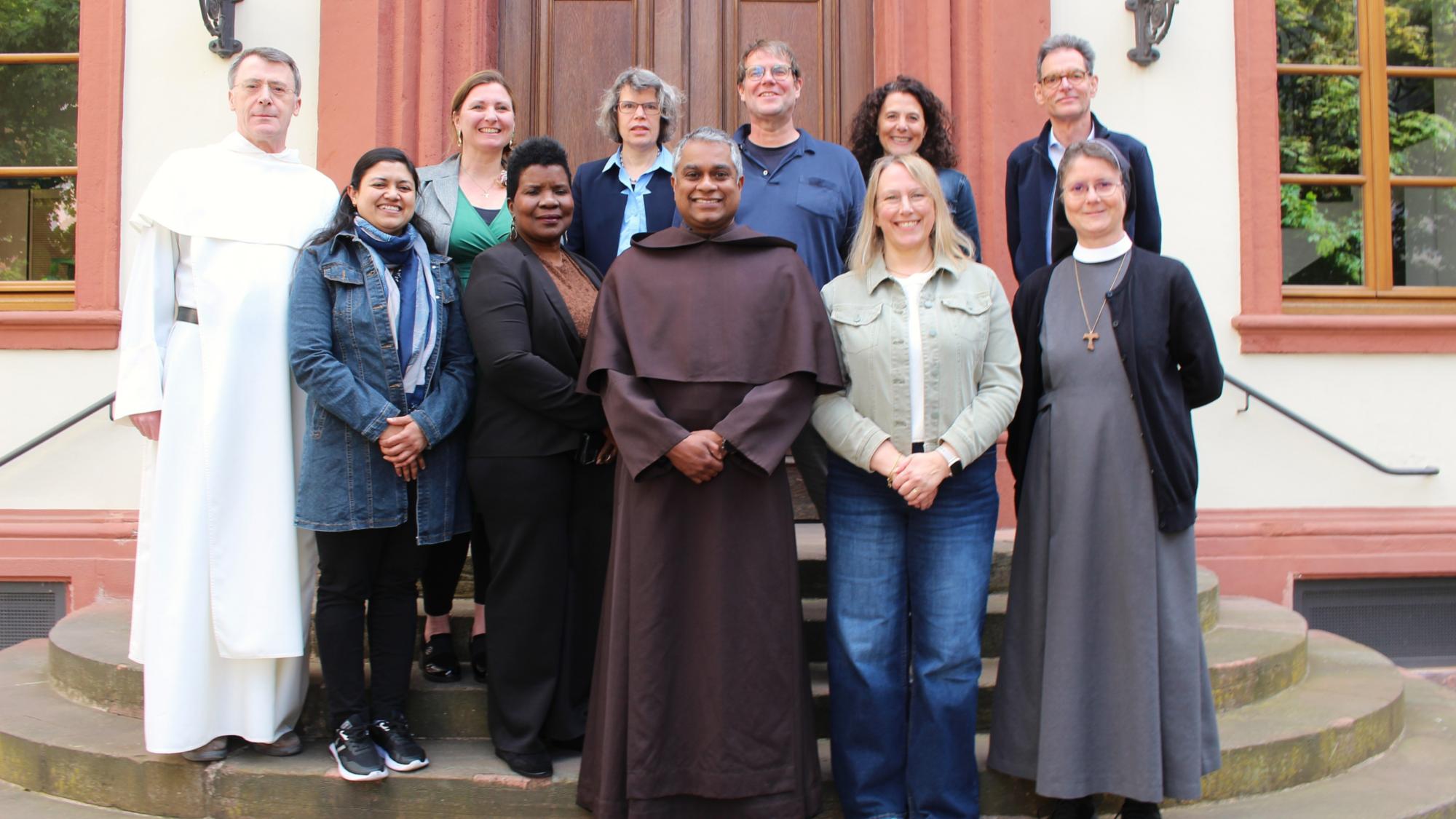 Mainz, im April 2026: Die Mitarbeitenden des Bischofsvikariates von Weihbischof Pottackal (v.l.n.r.): hintere Reihe: P. Frano Prcela, Eva Baillie, Claudia Sticher, Christoph Krauß, Alexandra Baur und Klaus Baum. Vordere Reihe: Sana Iqbal, Luzeyi Kueluzukina, Weihbischof P. Joshy Pottackal, Nathalie Greifenstein und Sr. Helena Hopf. Es fehlen auf dem Bild: Annette Dittrich, Leandro Fontana und Verena Storch.