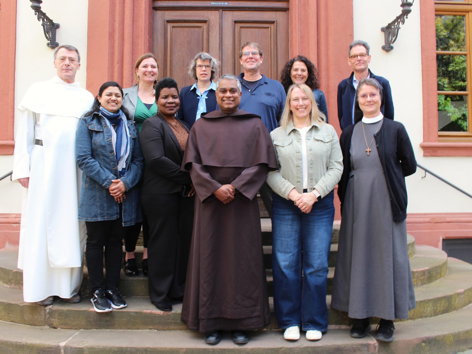 Mainz, im April 2026: Die Mitarbeitenden des Bischofsvikariates von Weihbischof Pottackal (v.l.n.r.): hintere Reihe: P. Frano Prcela, Eva Baillie, Claudia Sticher, Christoph Krauß, Alexandra Baur und Klaus Baum. Vordere Reihe: Sana Iqbal, Luzeyi Kueluzukina, Weihbischof P. Joshy Pottackal, Nathalie Greifenstein und Sr. Helena Hopf. Es fehlen auf dem Bild: Annette Dittrich, Leandro Fontana und Verena Storch.