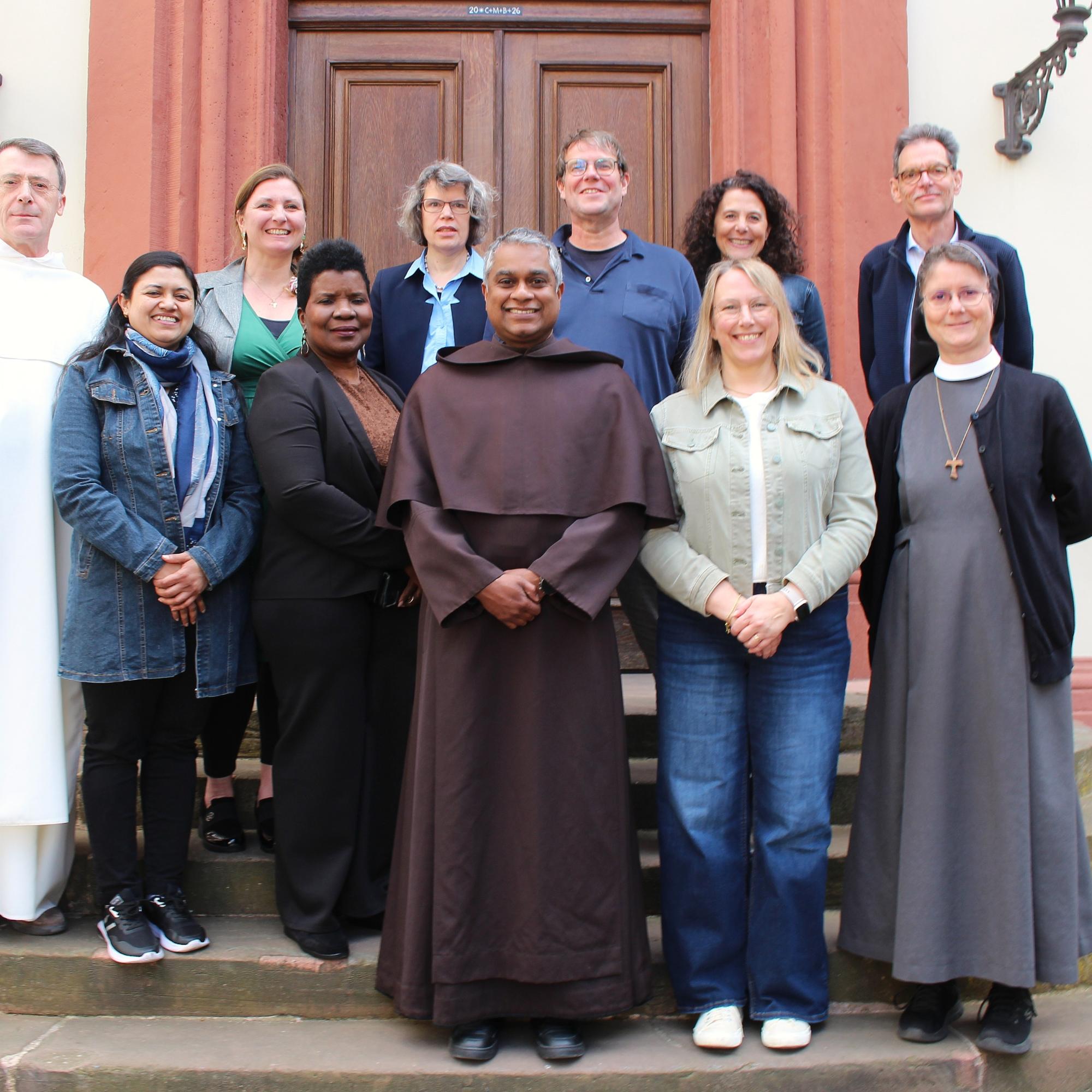 Mainz, im April 2026: Die Mitarbeitenden des Bischofsvikariates von Weihbischof Pottackal (v.l.n.r.): hintere Reihe: P. Frano Prcela, Eva Baillie, Claudia Sticher, Christoph Krauß, Alexandra Baur und Klaus Baum. Vordere Reihe: Sana Iqbal, Luzeyi Kueluzukina, Weihbischof P. Joshy Pottackal, Nathalie Greifenstein und Sr. Helena Hopf. Es fehlen auf dem Bild: Annette Dittrich, Leandro Fontana und Verena Storch.