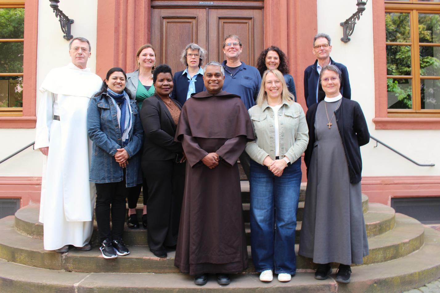 Mainz, im April 2026: Die Mitarbeitenden des Bischofsvikariates von Weihbischof Pottackal (v.l.n.r.): hintere Reihe: P. Frano Prcela, Eva Baillie, Claudia Sticher, Christoph Krauß, Alexandra Baur und Klaus Baum. Vordere Reihe: Sana Iqbal, Luzeyi Kueluzukina, Weihbischof P. Joshy Pottackal, Nathalie Greifenstein und Sr. Helena Hopf. Es fehlen auf dem Bild: Annette Dittrich, Leandro Fontana und Verena Storch.