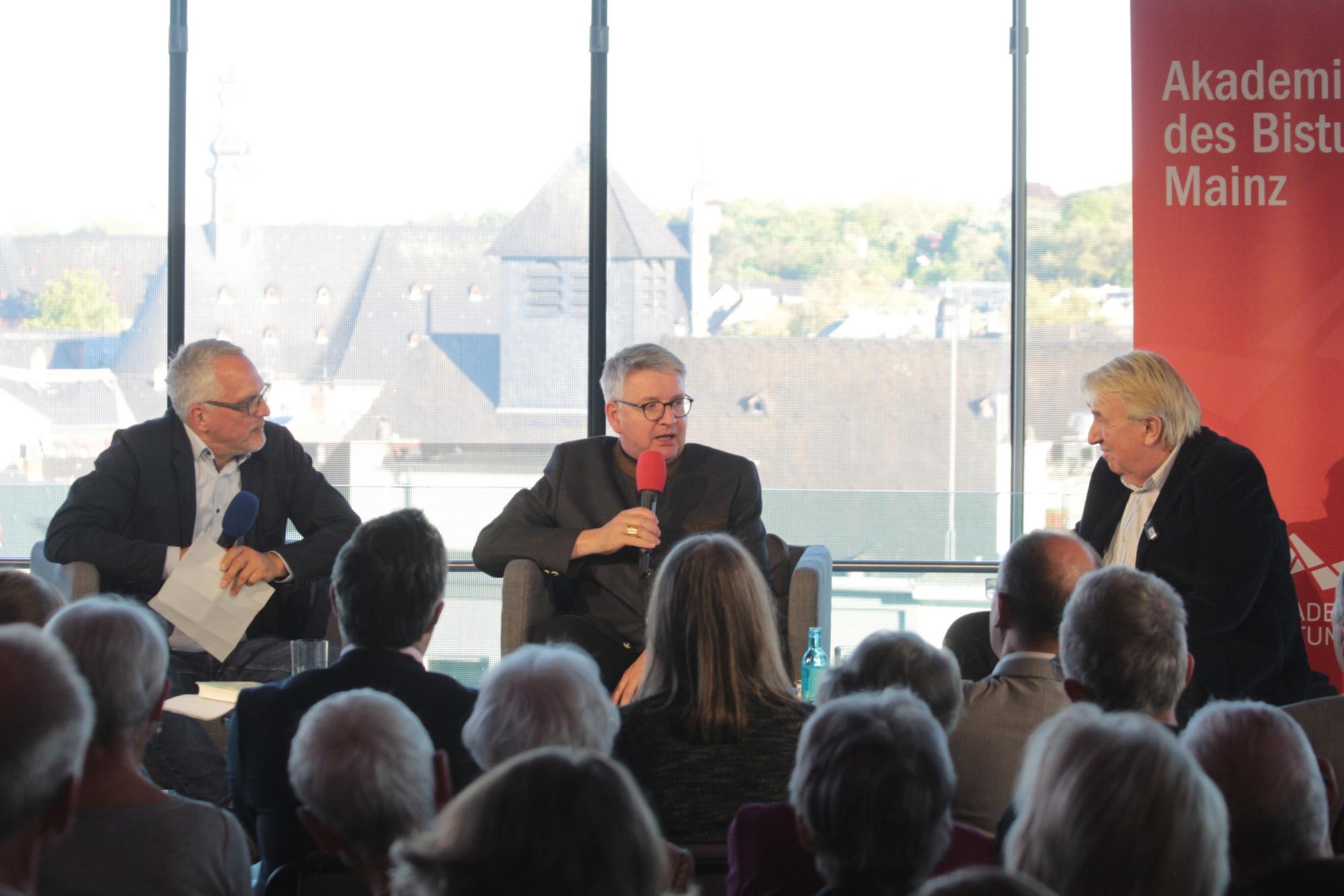 Mainz, 23. April 2026: Gespräch zum Welttag des Buches im Glashaus des Staatstheaters (v.l.n.r.): Alexander Wasner, Bischof Peter Kohlgraf und Hanns-Josef Ortheil.