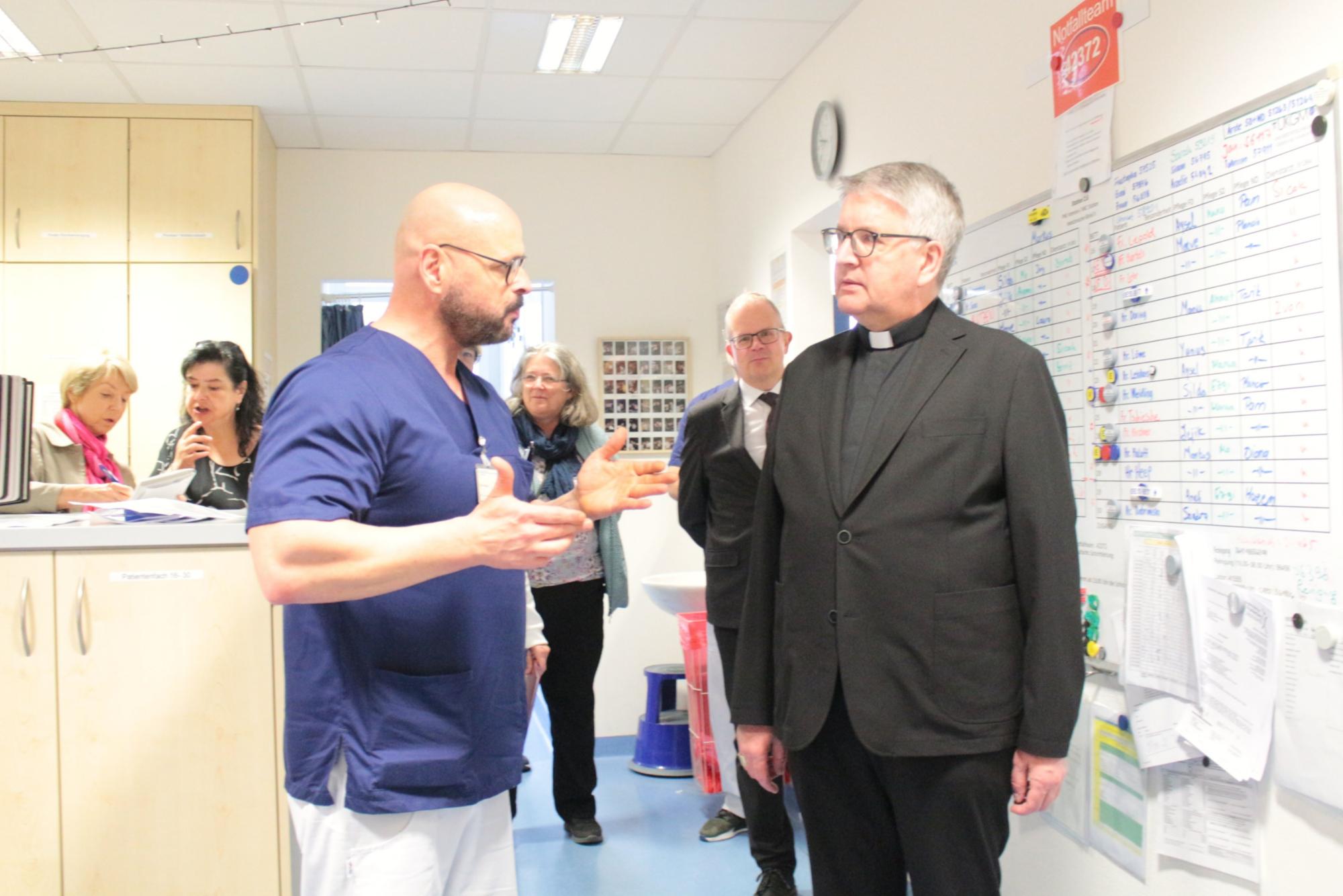 Gießen, 28. April 2026: Bischof Peter Kohlgraf im Gespräch mit dem Leiter der Pneumologischen IMC-Station des Universitätsklinikums Gießen und Marburg, Thiemo Meyer (links). (c) Bistum Mainz / Blum