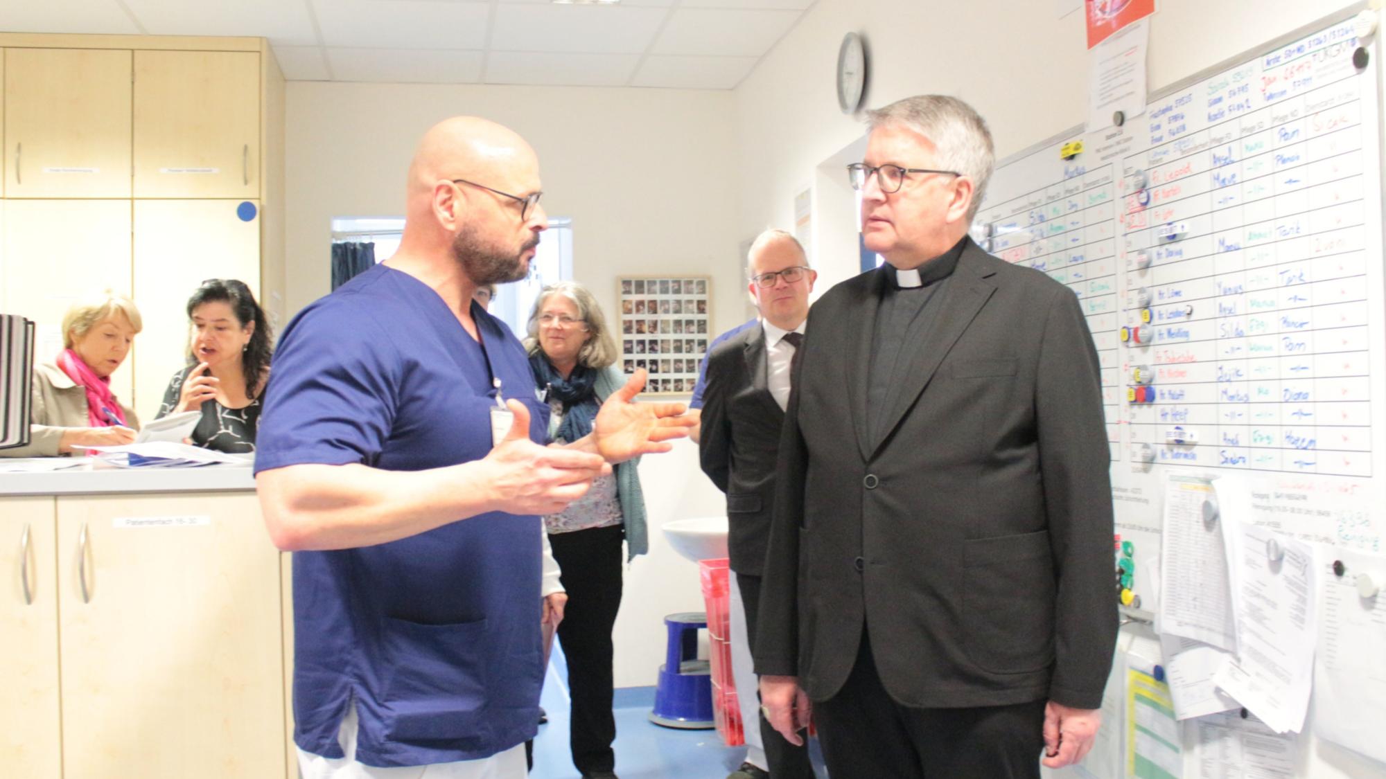 Gießen, 28. April 2026: Bischof Peter Kohlgraf im Gespräch mit dem Leiter der Pneumologischen IMC-Station des Universitätsklinikums Gießen und Marburg, Thiemo Meyer (links).