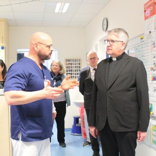 Gießen, 28. April 2026: Bischof Peter Kohlgraf im Gespräch mit dem Leiter der Pneumologischen IMC-Station des Universitätsklinikums Gießen und Marburg, Thiemo Meyer (links).