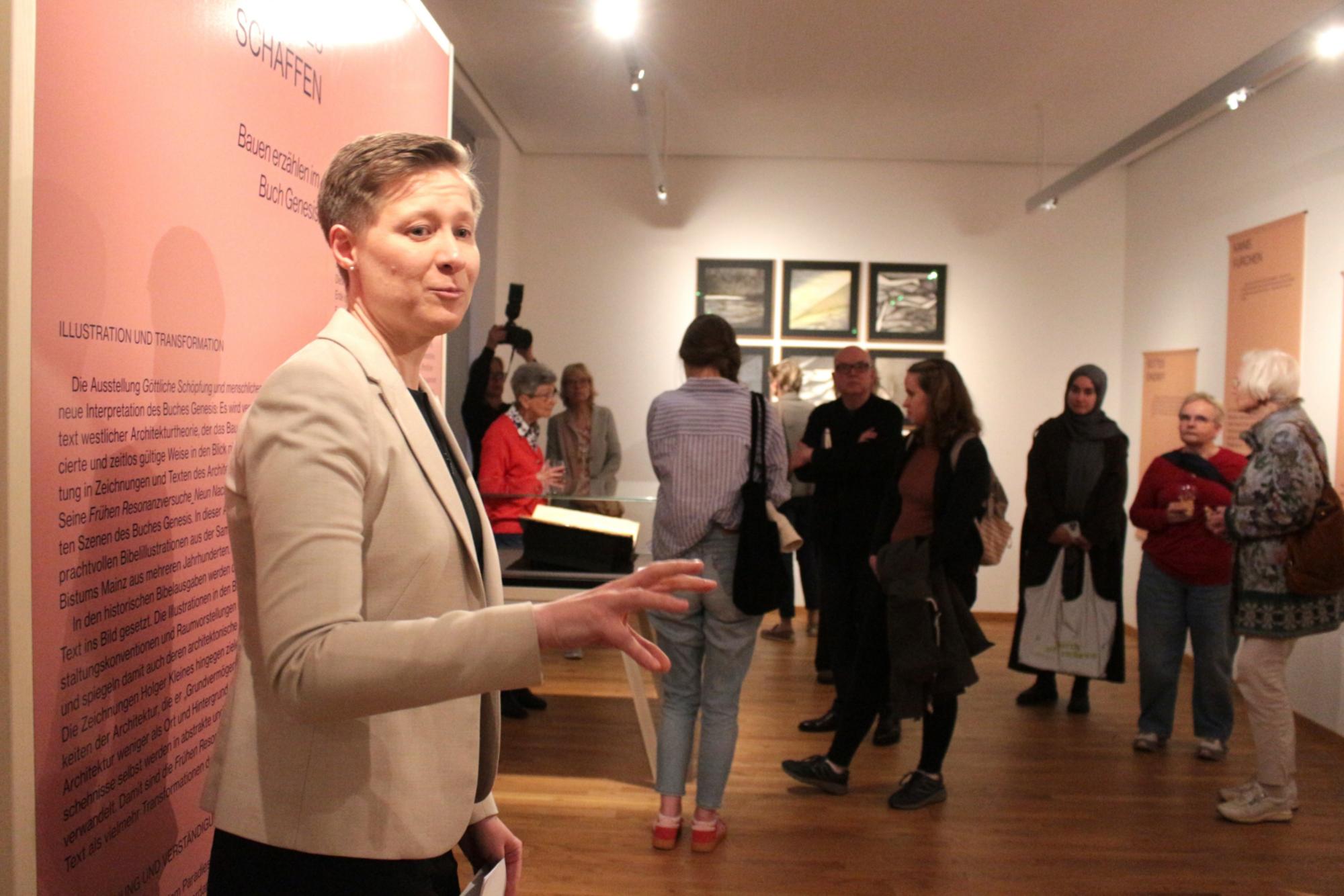 Mainz, 29. April 2026: Dr. Hedwig Suwelack erläuterte den Aufbau der neuen Ausstellung mit Werken von Holger Kleine in der Martinus-Bibliothek. (c) Bistum Mainz / Blum