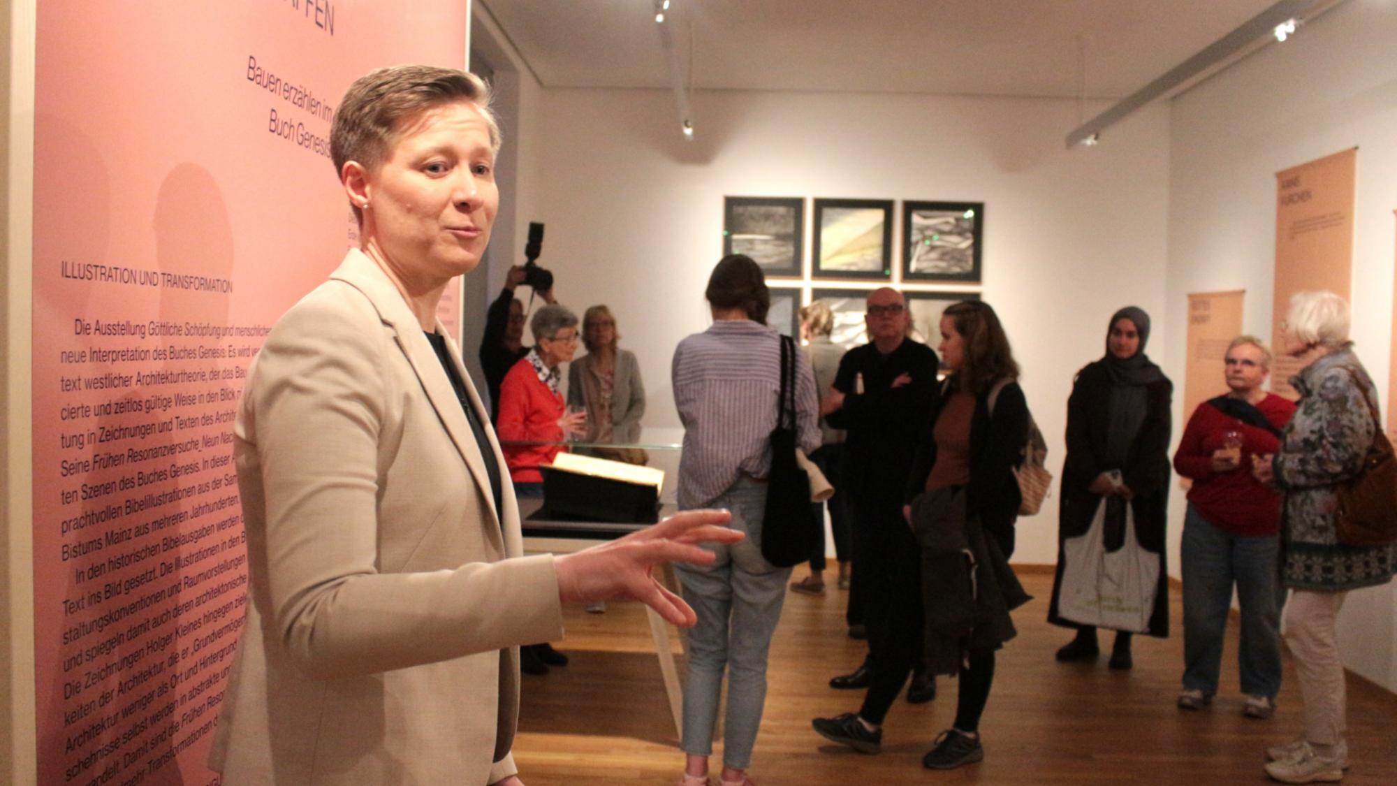 Mainz, 29. April 2026: Dr. Hedwig Suwelack erläuterte den Aufbau der neuen Ausstellung mit Werken von Holger Kleine in der Martinus-Bibliothek.