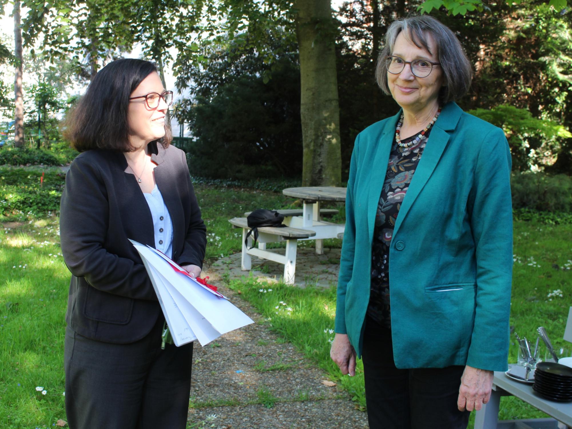 Mainz, 29. April 2026: Die Bevollmächtigte Stephanie Rieth würdigte das über 40-jährige Wirken von Barbara Nichtweiß (rechts) im Bistum Mainz und dankte ihr für ihren Dienst. (c) Bistum Mainz / Blum