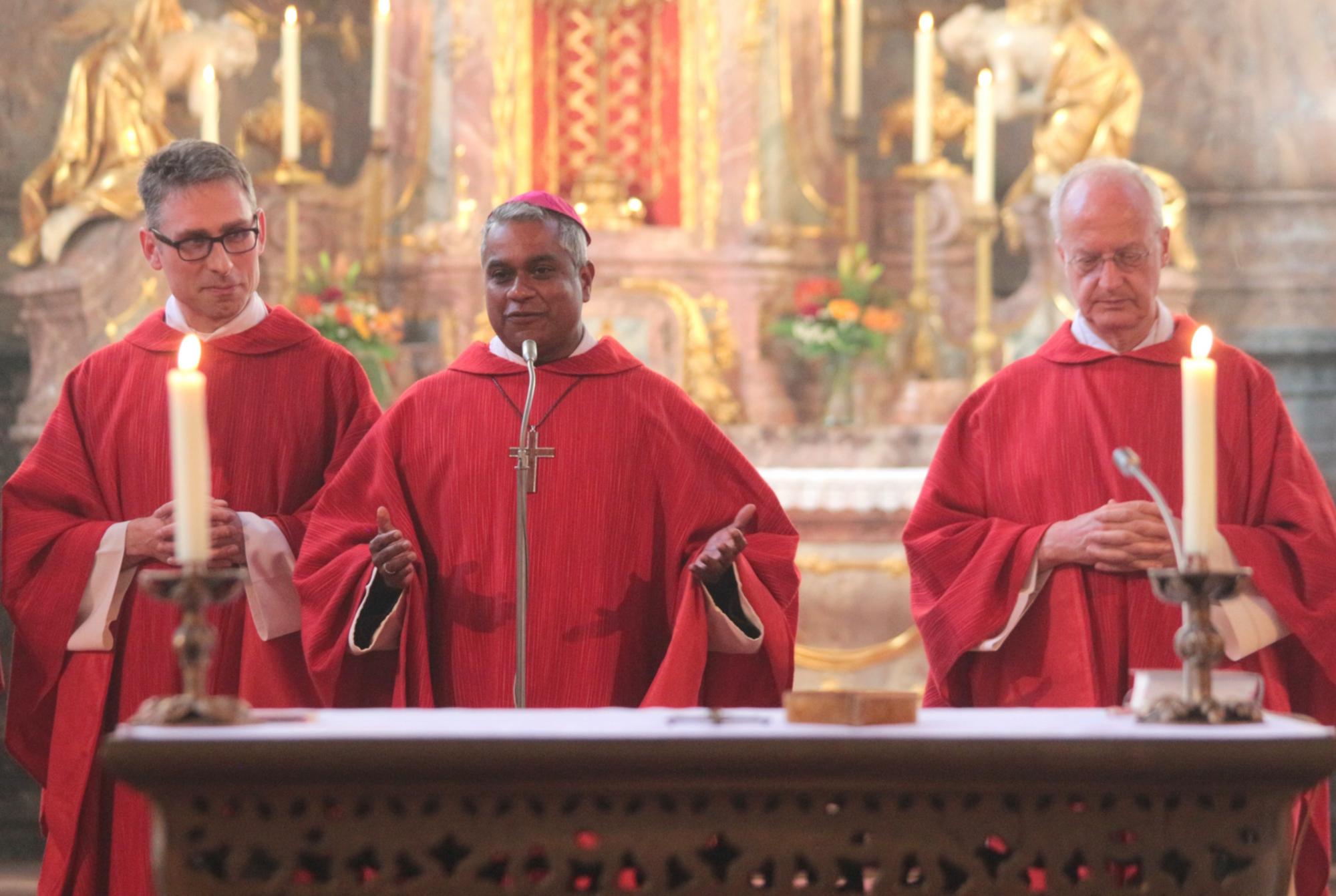 Mainz, 28. Mai 2026: Gottesdienst zum Patronatsfest des Priesterseminars (v.l.n.r.): Regens Michael Leja, Weihbischof Joshy Pottackal und Spiritual Philipp Müller. (c) Bistum Mainz / Blum