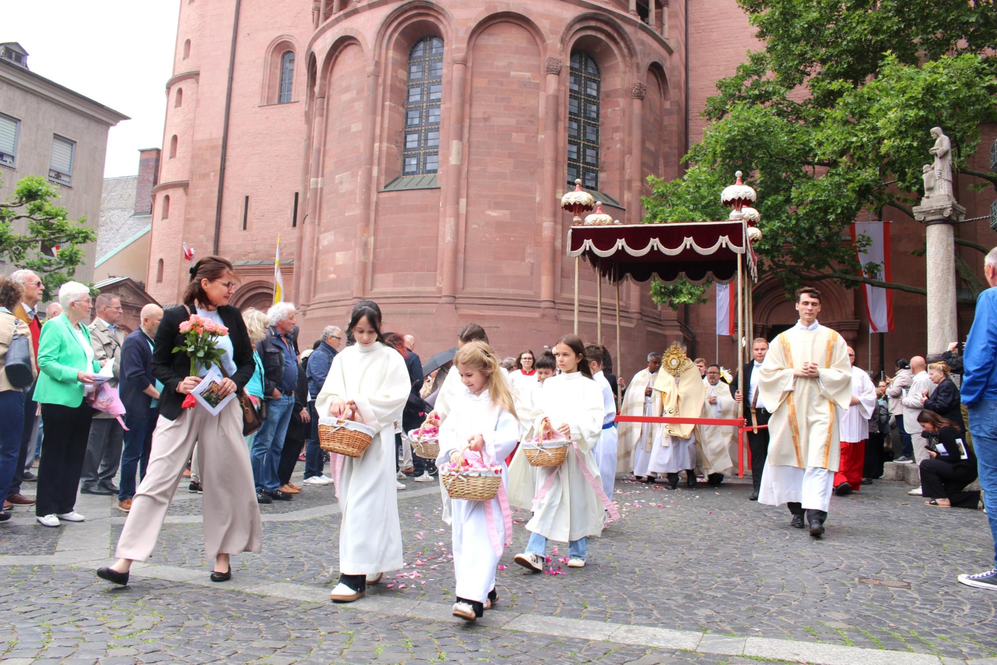 Mainz, 4. Juni 2026: Die Fronleichnamsprozession verlässt den Mainzer Dom.