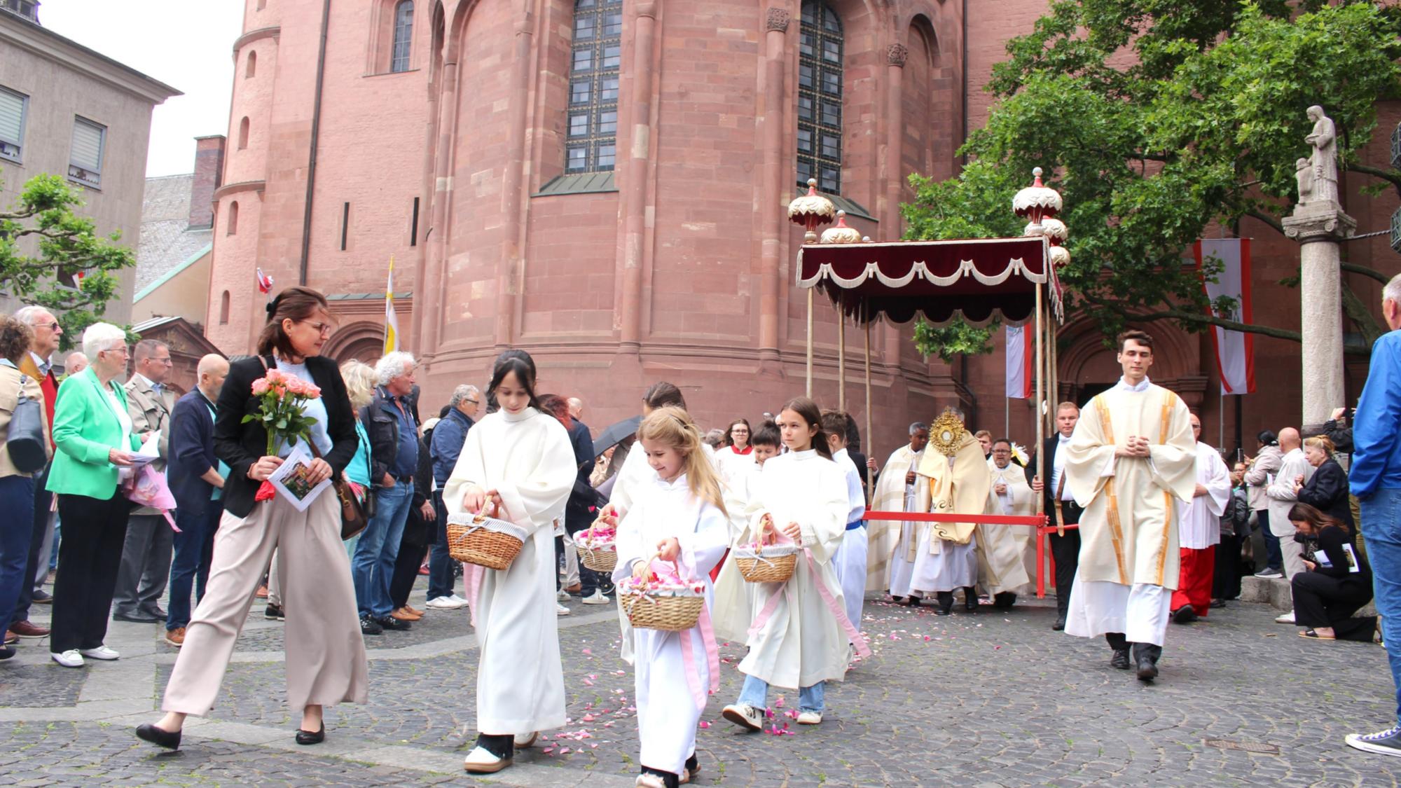 Mainz, 4. Juni 2026: Die Fronleichnamsprozession verlässt den Mainzer Dom.