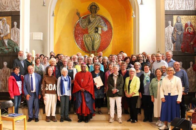 Ockenheim/Kloster Jakobsberg, 11. Juni 2026: Weihbischof Joshy Pottackal hat insgesamt 88 Frauen und Männern am Ende eines gemeinsamen Gottesdienstes im Kloster Jakobsberg die Dekrete für ihre Bischöfliche Beauftragung überreicht.