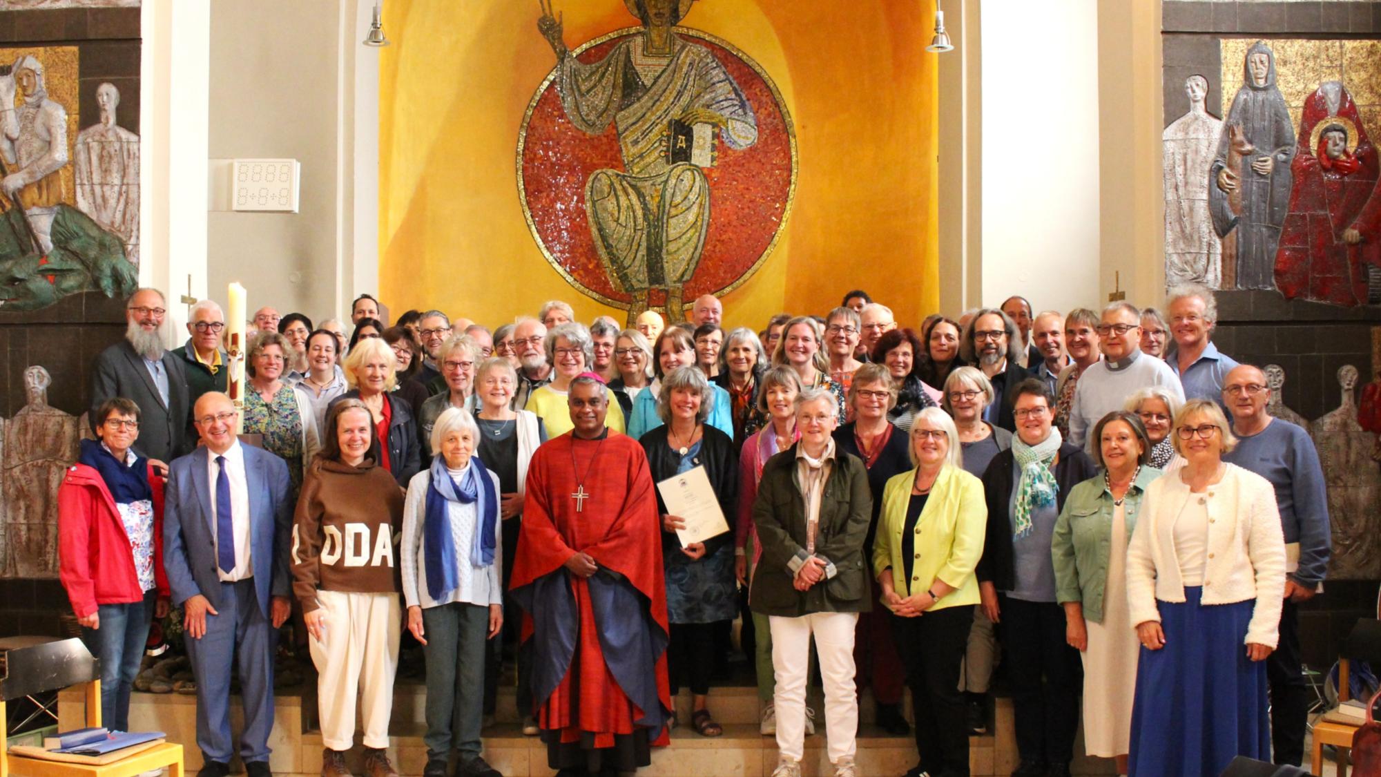 Ockenheim/Kloster Jakobsberg, 11. Juni 2026: Weihbischof Joshy Pottackal hat insgesamt 88 Frauen und Männern am Ende eines gemeinsamen Gottesdienstes im Kloster Jakobsberg die Dekrete für ihre Bischöfliche Beauftragung überreicht.