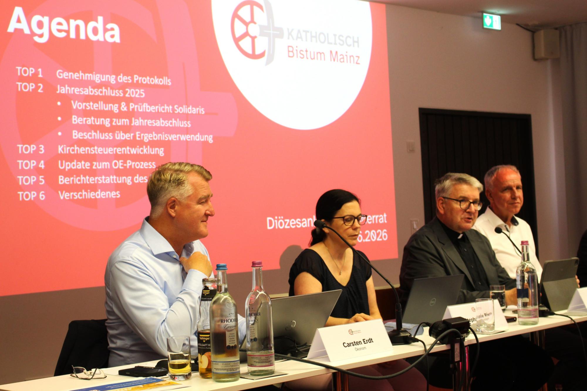 Mainz, 24. Juni 2026: Sitzung des Kirchensteuerrates zum Jahresabschluss 2025 (v.l.n.r.): Carsten Erdt, Stephanie Rieth, Bischof Peter Kohlgraf und Rainer Reuhl.