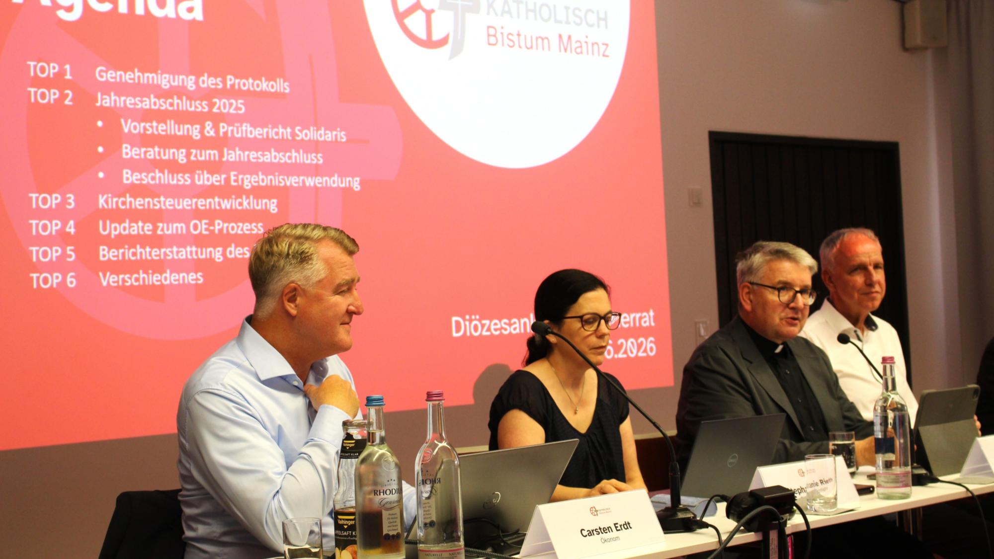 Mainz, 24. Juni 2026: Sitzung des Kirchensteuerrates zum Jahresabschluss 2025 (v.l.n.r.): Carsten Erdt, Stephanie Rieth, Bischof Peter Kohlgraf und Rainer Reuhl.