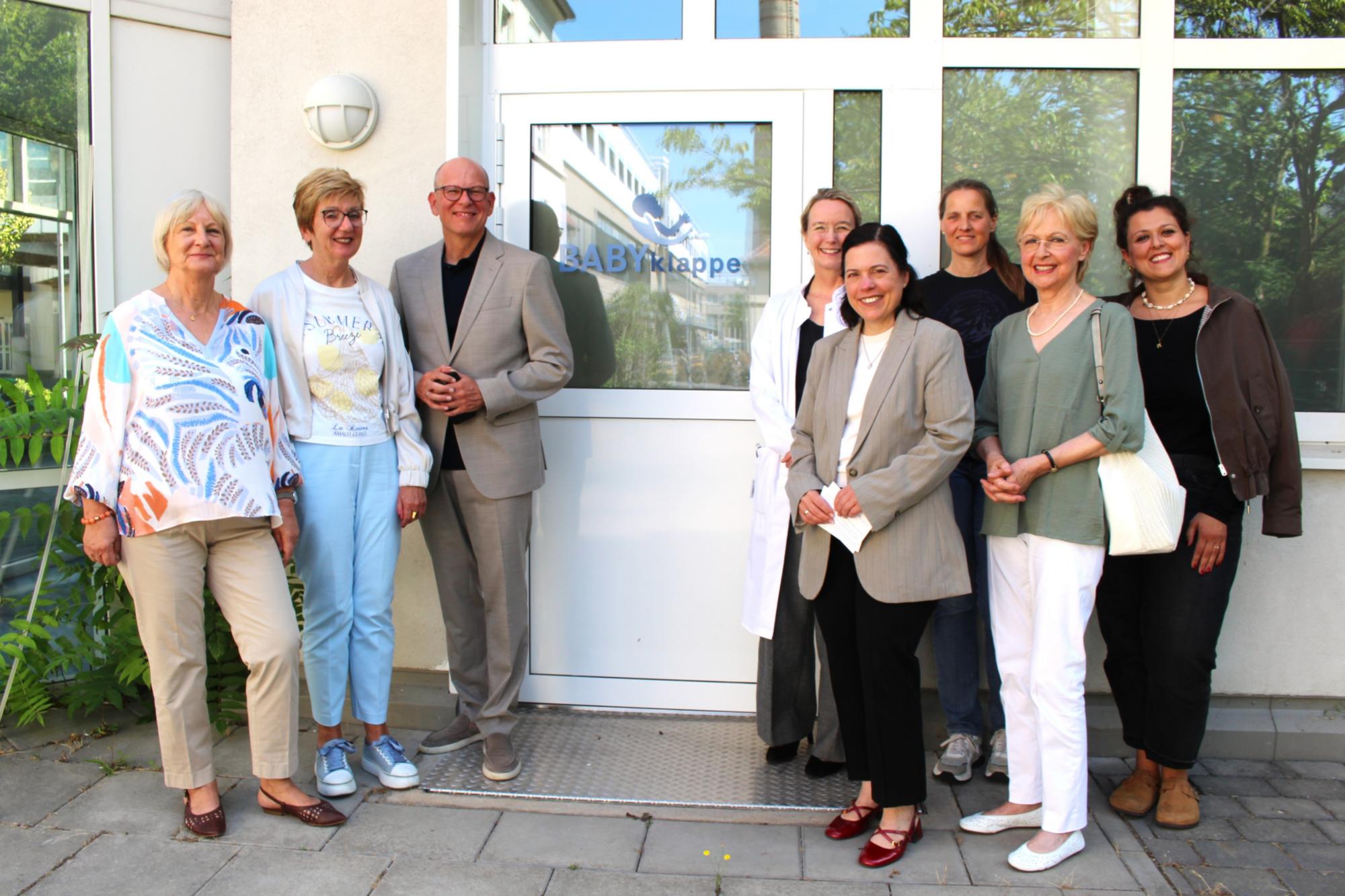 Mainz, 24. Juli 2026: Besuch der Babyklappe in der Universitätsmedizin Mainz: (v.l.n.r.) Waltraud Schier, Andrea Litzenburger, Ralf Kiesslich, Corinna Grasemann, Stephanie Rieth, Kerstin Dornbusch, Gabriele Hufen und Melanie Scheer. (c) Bistum Mainz / Blum