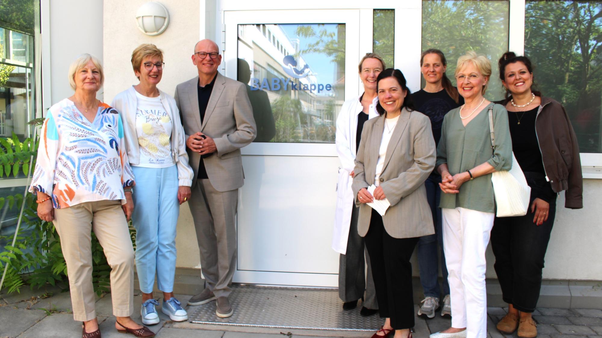Mainz, 24. Juli 2026: Besuch der Babyklappe in der Universitätsmedizin Mainz: (v.l.n.r.) Waltraud Schier, Andrea Litzenburger, Ralf Kiesslich, Corinna Grasemann, Stephanie Rieth, Kerstin Dornbusch, Gabriele Hufen und Melanie Scheer.