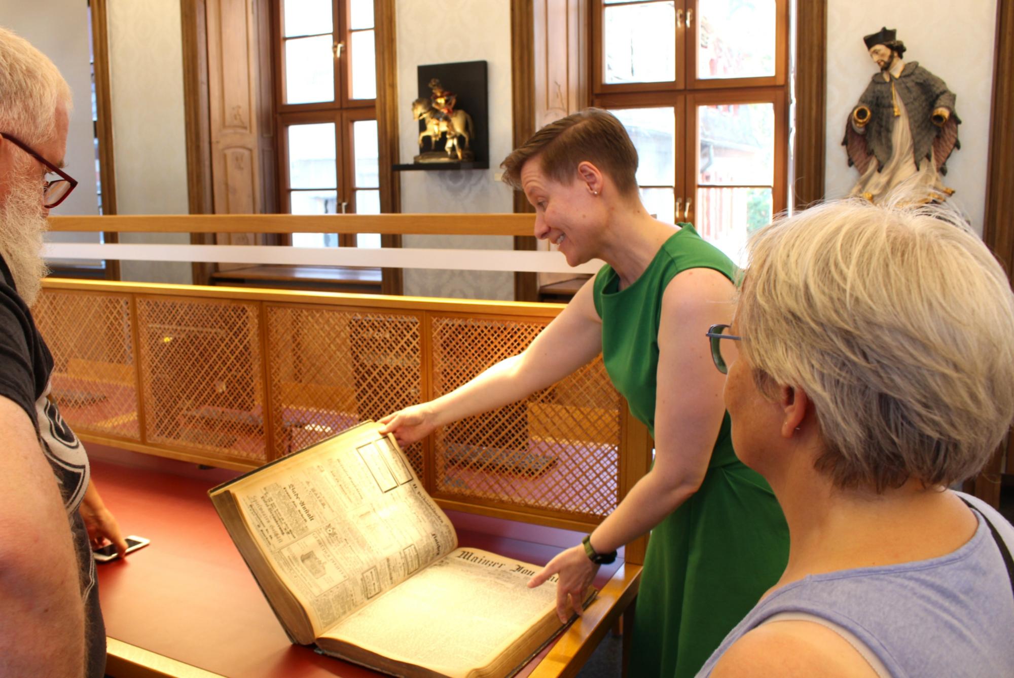 Mainz, 29. Juli 2026: Beim kulturhistorischen Rundgang in der Martinus-Bibliothek zeigt Dr. Hedwig Suwelack das 'Mainzer Journal' aus den Beständen des Hauses.