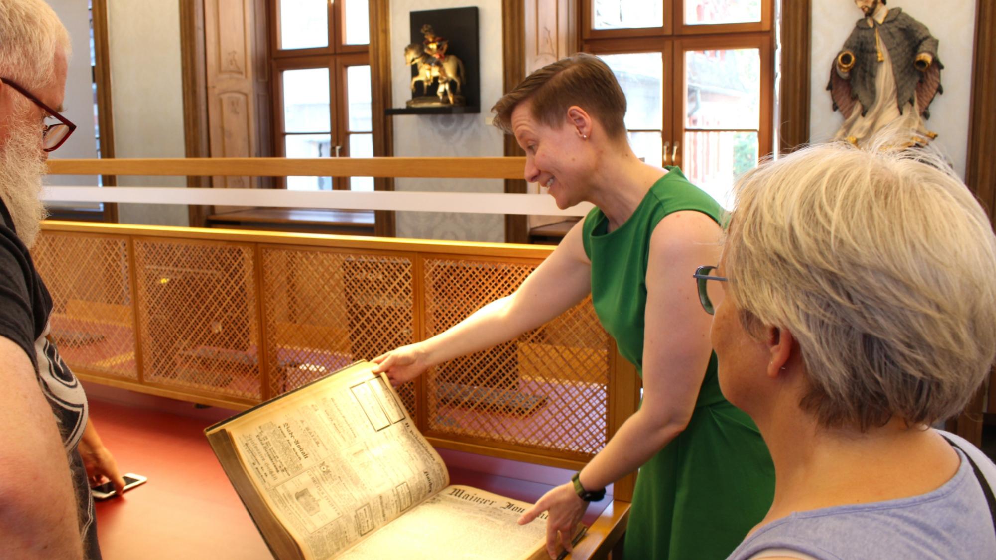 Mainz, 29. Juli 2026: Beim kulturhistorischen Rundgang in der Martinus-Bibliothek zeigt Dr. Hedwig Suwelack das 'Mainzer Journal' aus den Beständen des Hauses.