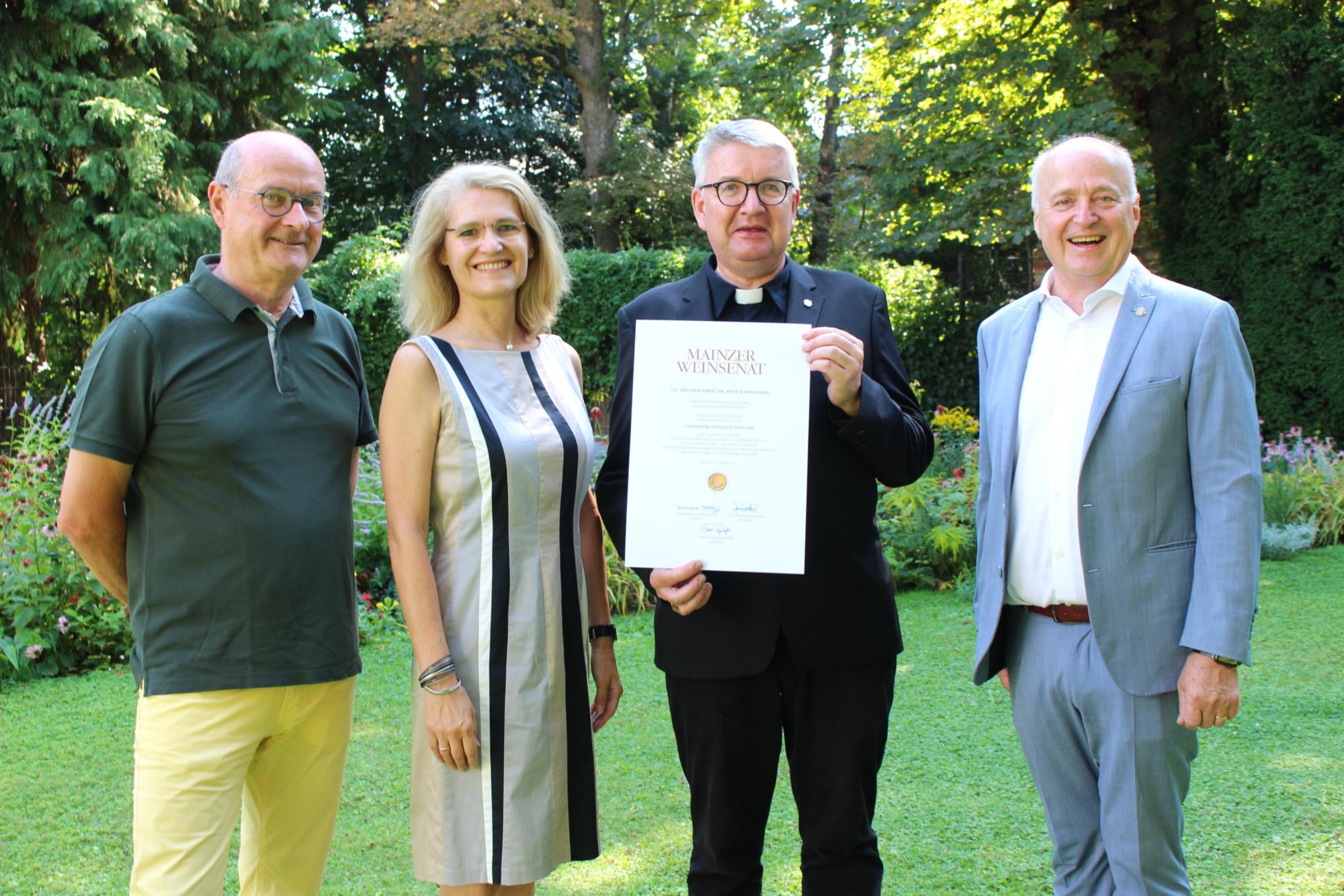 Mainz, 5. August 2026: Neues Ehrenmitglied im Mainzer Weinsenat (v.l.n.r.): Roland Epple, Dominique Döttling, Bischof Peter Kohlgraf und Franz Ringhoffer.