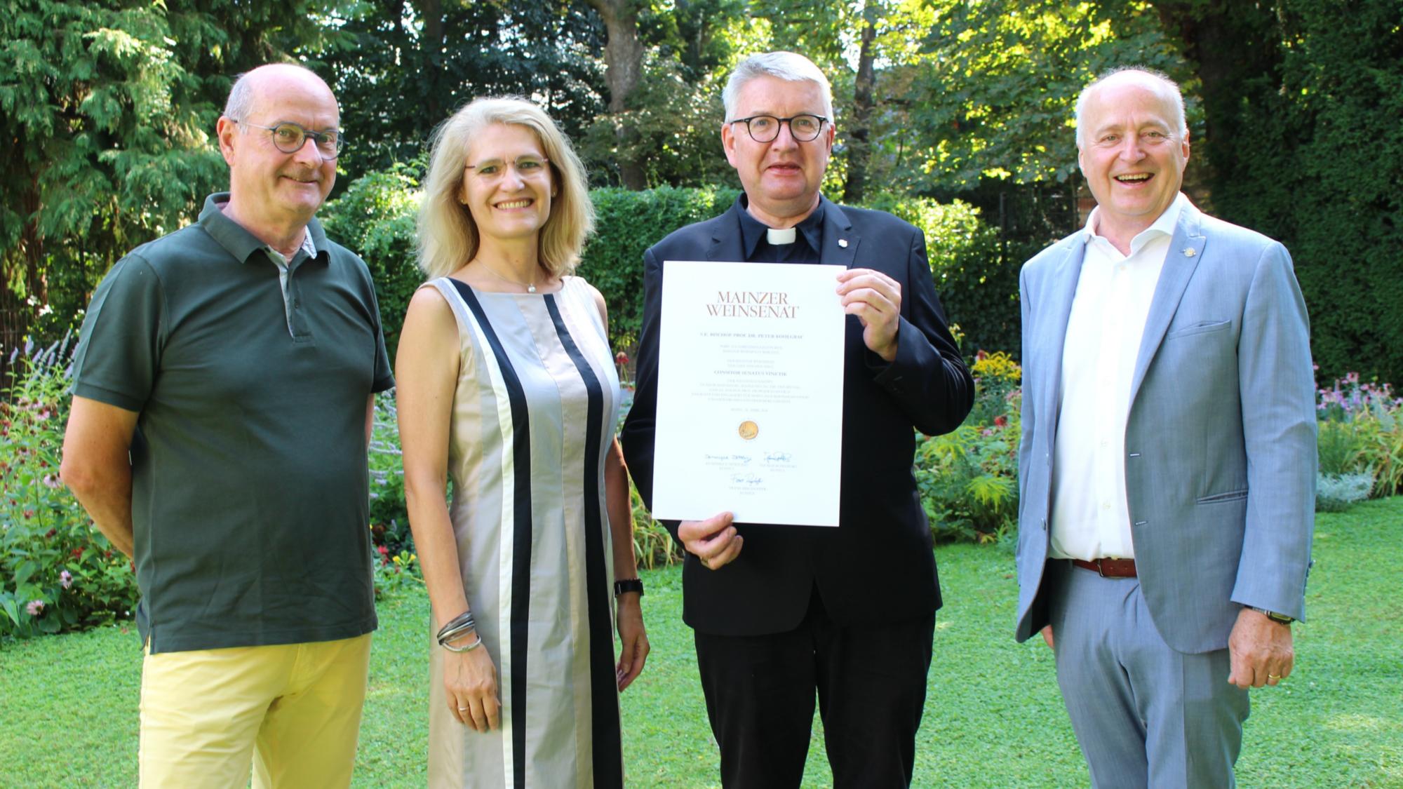 Mainz, 5. August 2026: Neues Ehrenmitglied im Mainzer Weinsenat (v.l.n.r.): Roland Epple, Dominique Döttling, Bischof Peter Kohlgraf und Franz Ringhoffer.
