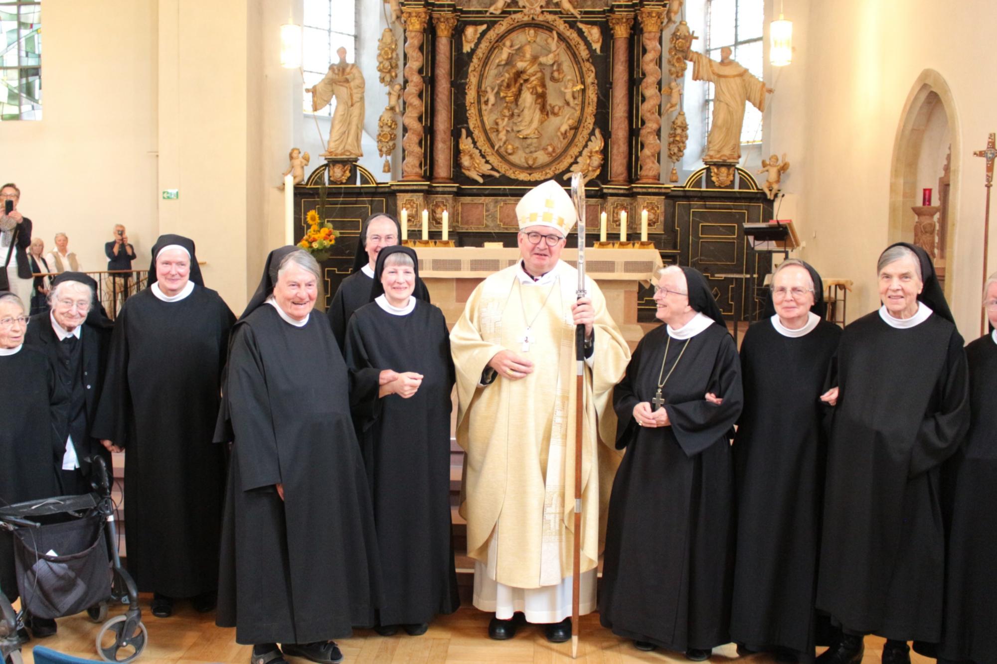 Altenstadt, 23. August 2026: Bischof Peter Kohlgraf mit den Schwestern der Abtei Kloster Engelthal nach dem Verabschiedungsgottesdienst.