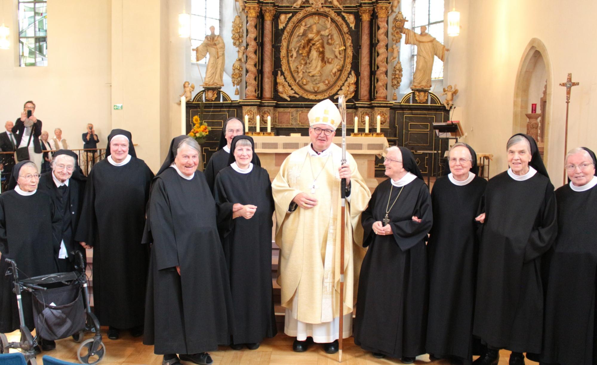 Altenstadt, 23. August 2026: Bischof Peter Kohlgraf mit den Schwestern der Abtei Kloster Engelthal nach dem Verabschiedungsgottesdienst.