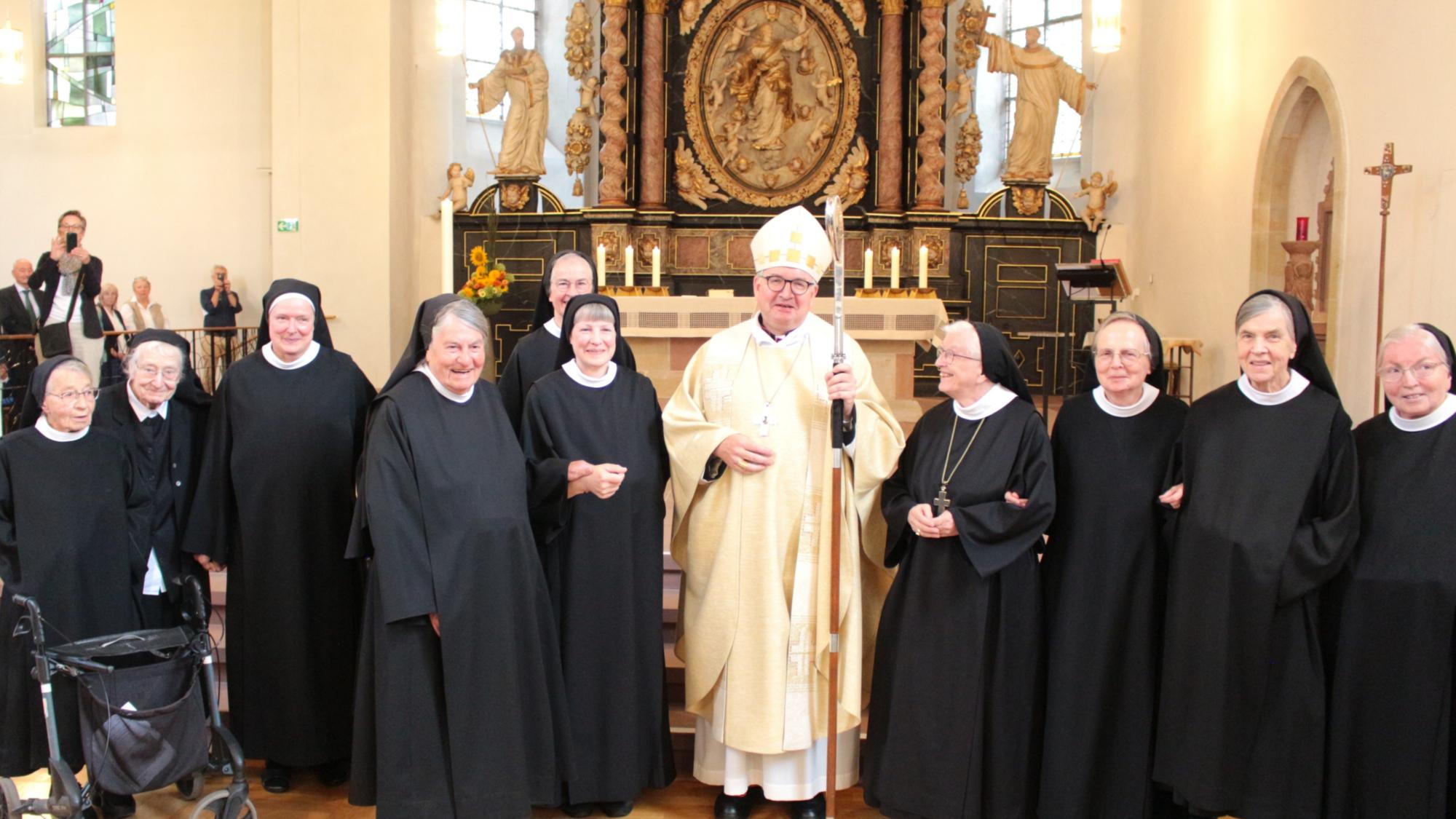 Altenstadt, 23. August 2026: Bischof Peter Kohlgraf mit den Schwestern der Abtei Kloster Engelthal nach dem Verabschiedungsgottesdienst.