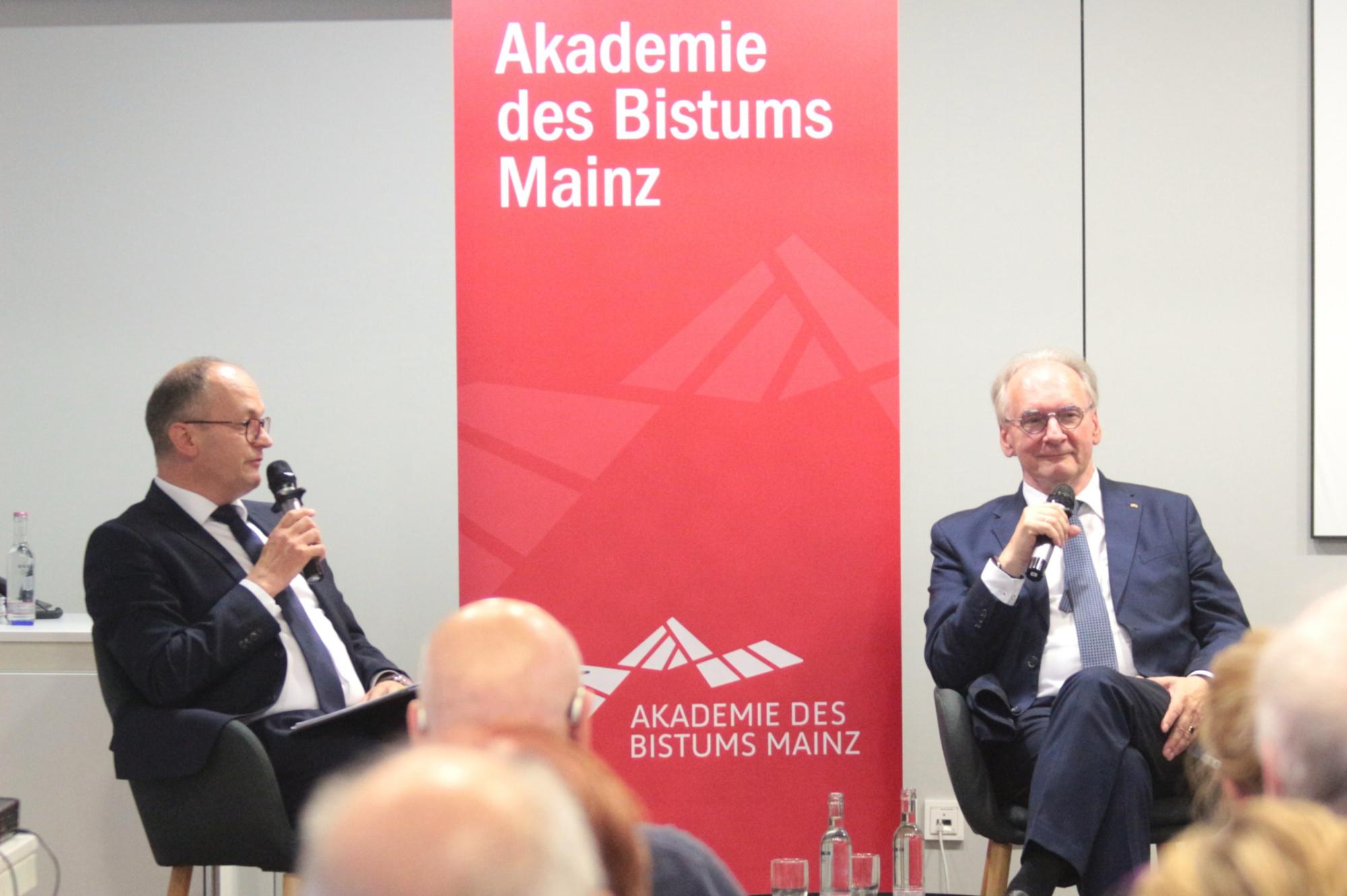 Mainz, 3. September 2026: Dr. Andreas Linsenmann (inks) im Gespräch mit Ministerpräsident a.D. Dr. Reiner Haseloff.