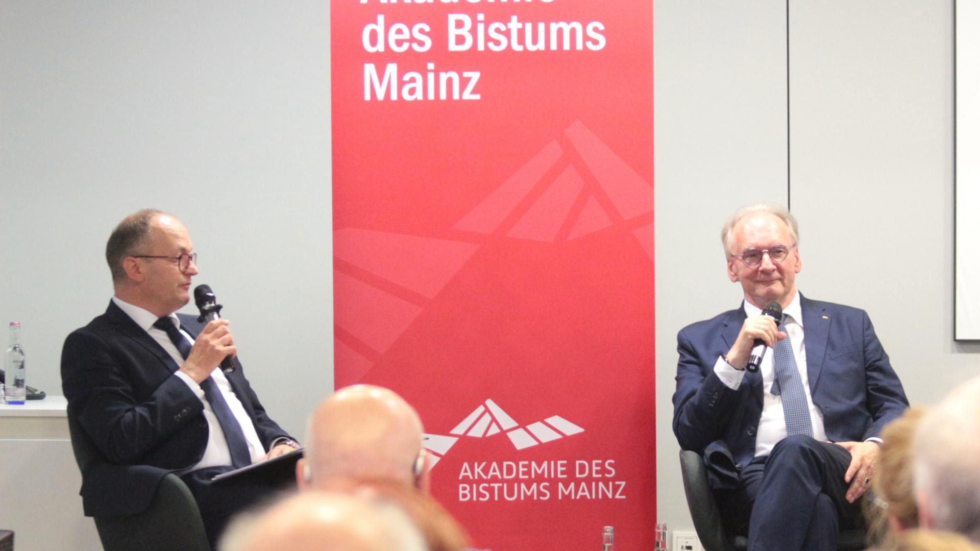 Mainz, 3. September 2026: Dr. Andreas Linsenmann (inks) im Gespräch mit Ministerpräsident a.D. Dr. Reiner Haseloff.