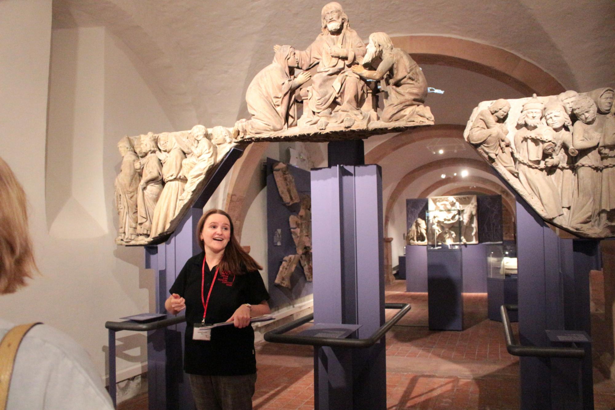 Mainz, 6. September 2026: Kunsthistorikerin Sabrina Faulstich bei der Führung '1.000 Jahre in 60 Minuten' im Mainzer Dom- und Diözesanmuseum, hier vor den Lettner-Fragmenten aus der Werkstatt des Naumburger Meisters.