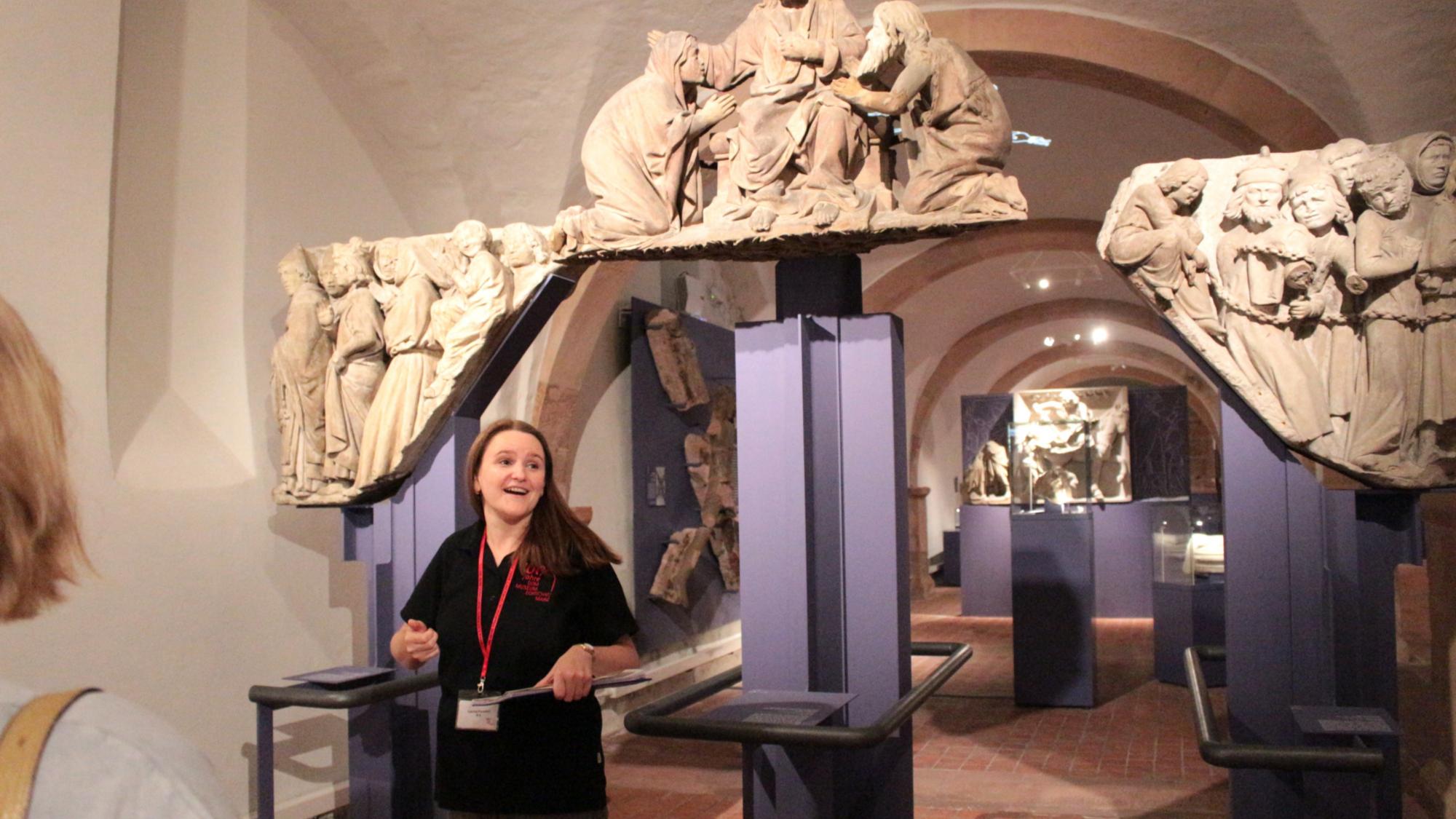 Mainz, 6. September 2026: Kunsthistorikerin Sabrina Faulstich bei der Führung '1.000 Jahre in 60 Minuten' im Mainzer Dom- und Diözesanmuseum, hier vor den Lettner-Fragmenten aus der Werkstatt des Naumburger Meisters.