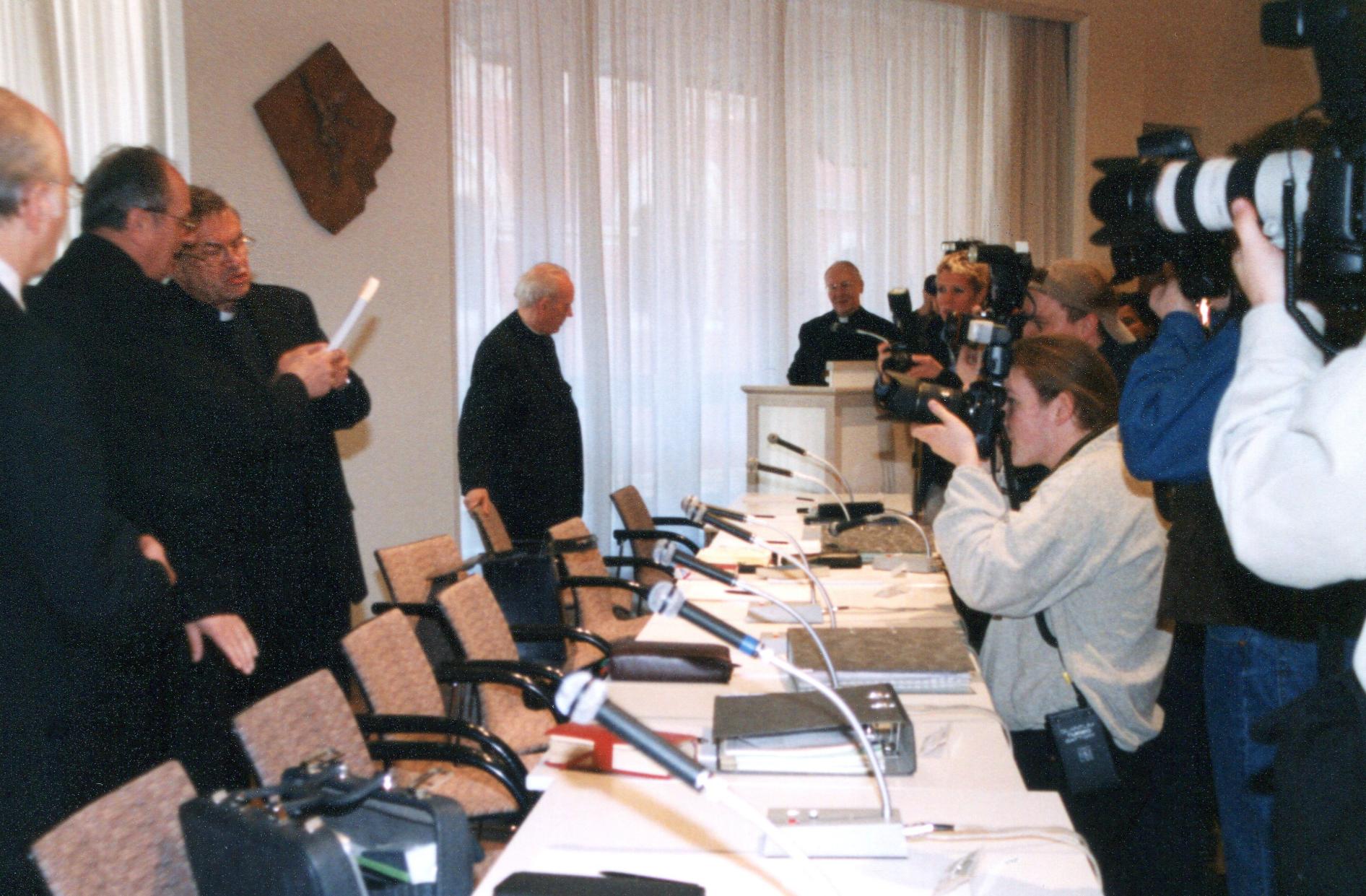 Mainz, 13.3.2000: Bereits vor 20 Jahren war das mediale Interesse an der Frühjahrs-Vollversammlung groß. (c) Bistum Mainz / Nichtweiß