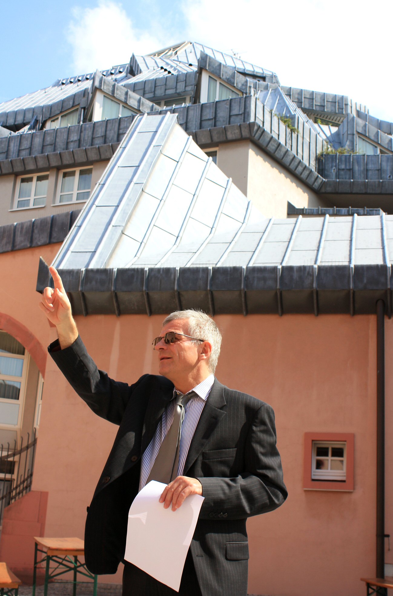 Peter Reifenberg im Jahr 2013 bei einer Führung im Erbacher Hof, den er 21 Jahre lang geleitet hat. (c) Bistum Mainz / Blum