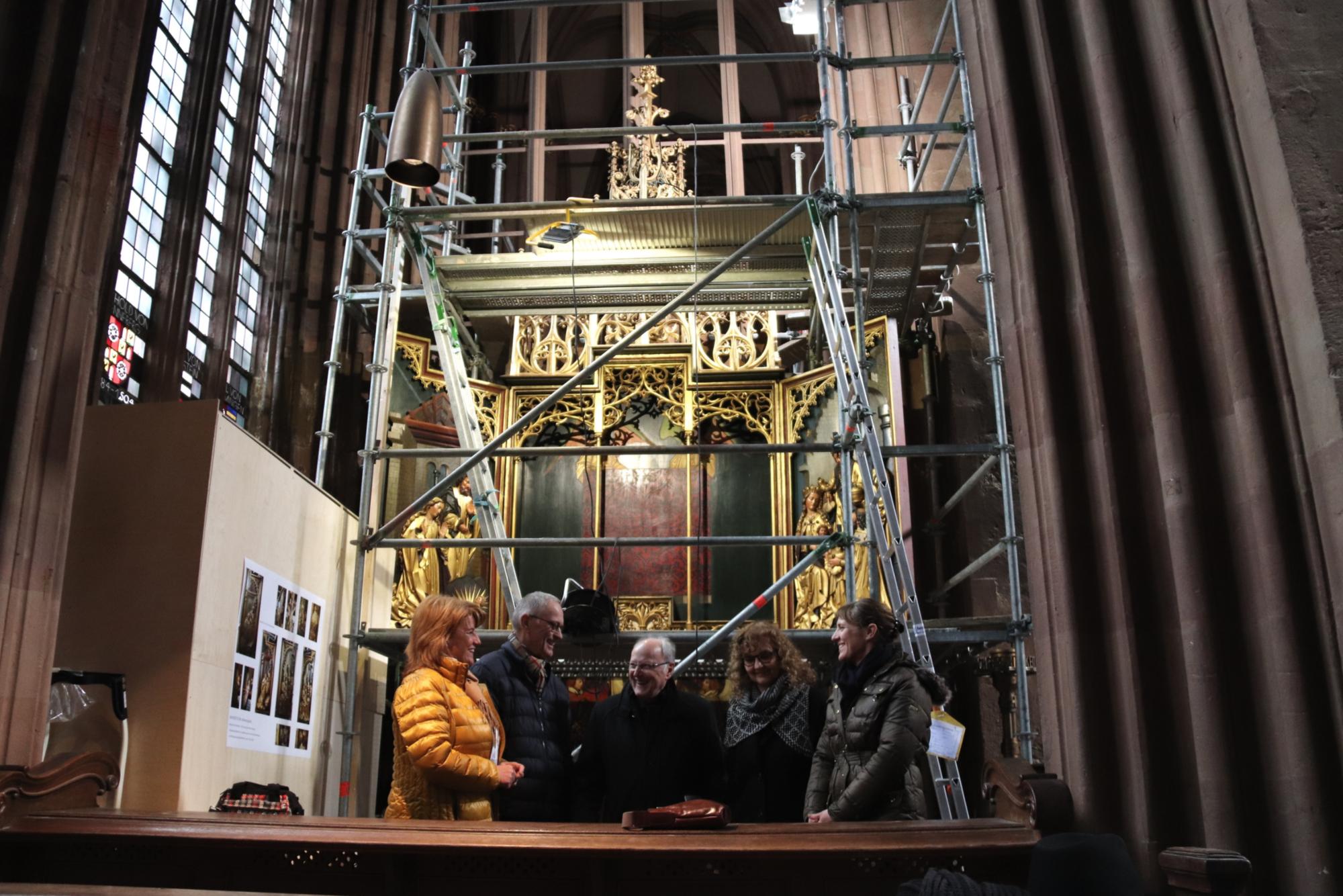 Mainz, 28.2.2020: Gruppenbild vor dem restaurierten Marienaltar im Mainzer Dom. (c) Bistum Mainz / Matschak