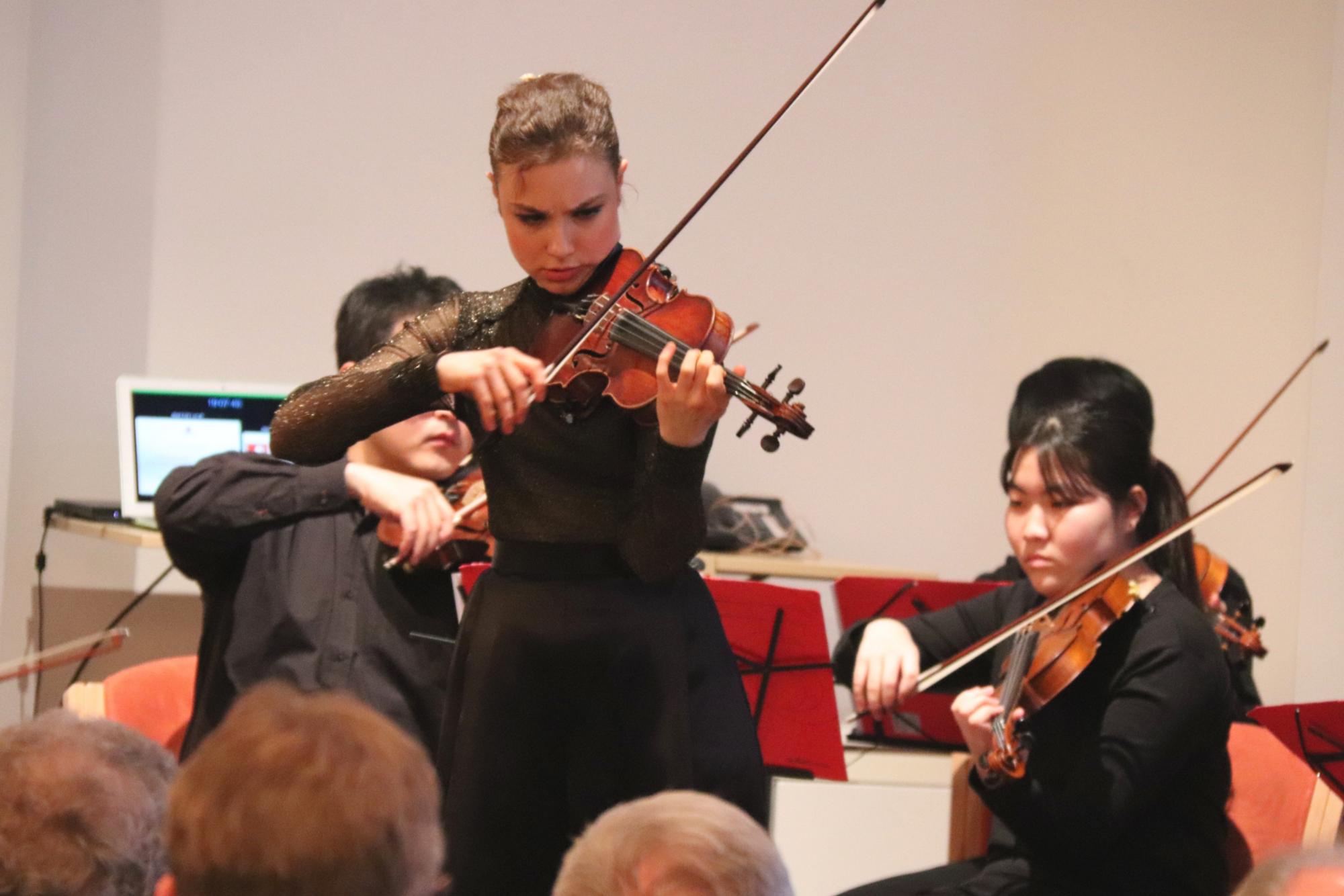 Mainz, 27.2.2020: Beim Aschermittwoch der Künstler brachte Elizaveta Fediukova gemeinsam mit den „Mainzer Virtuosi“ den ersten Satz aus Ludwig van Beethovens Violinkonzert zu Gehör.
