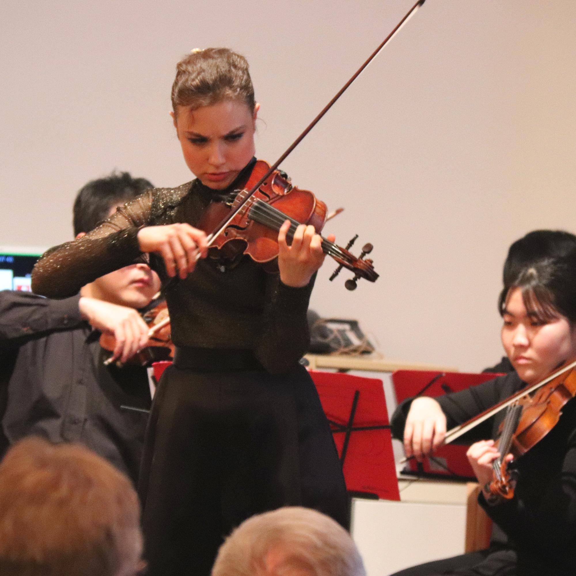 Mainz, 27.2.2020: Beim Aschermittwoch der Künstler brachte Elizaveta Fediukova gemeinsam mit den „Mainzer Virtuosi“ den ersten Satz aus Ludwig van Beethovens Violinkonzert zu Gehör.