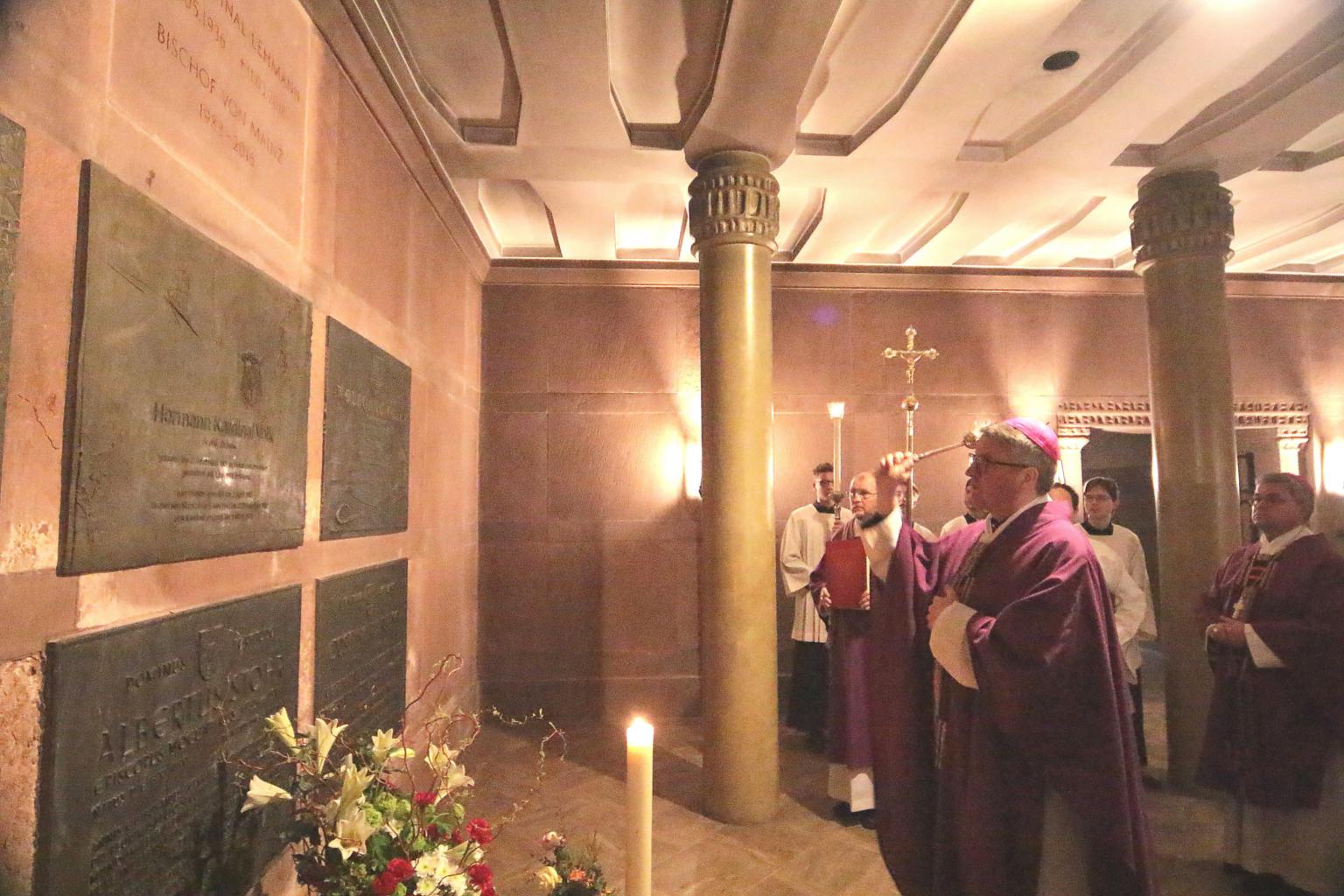 Mainz, 17. März 2019: Bischof Peter Kohlgraf besprengte die Grabplatte von Kardinal Lehmann mit Weihwasser und betete am Grab. (c) Bistum Mainz / Blum