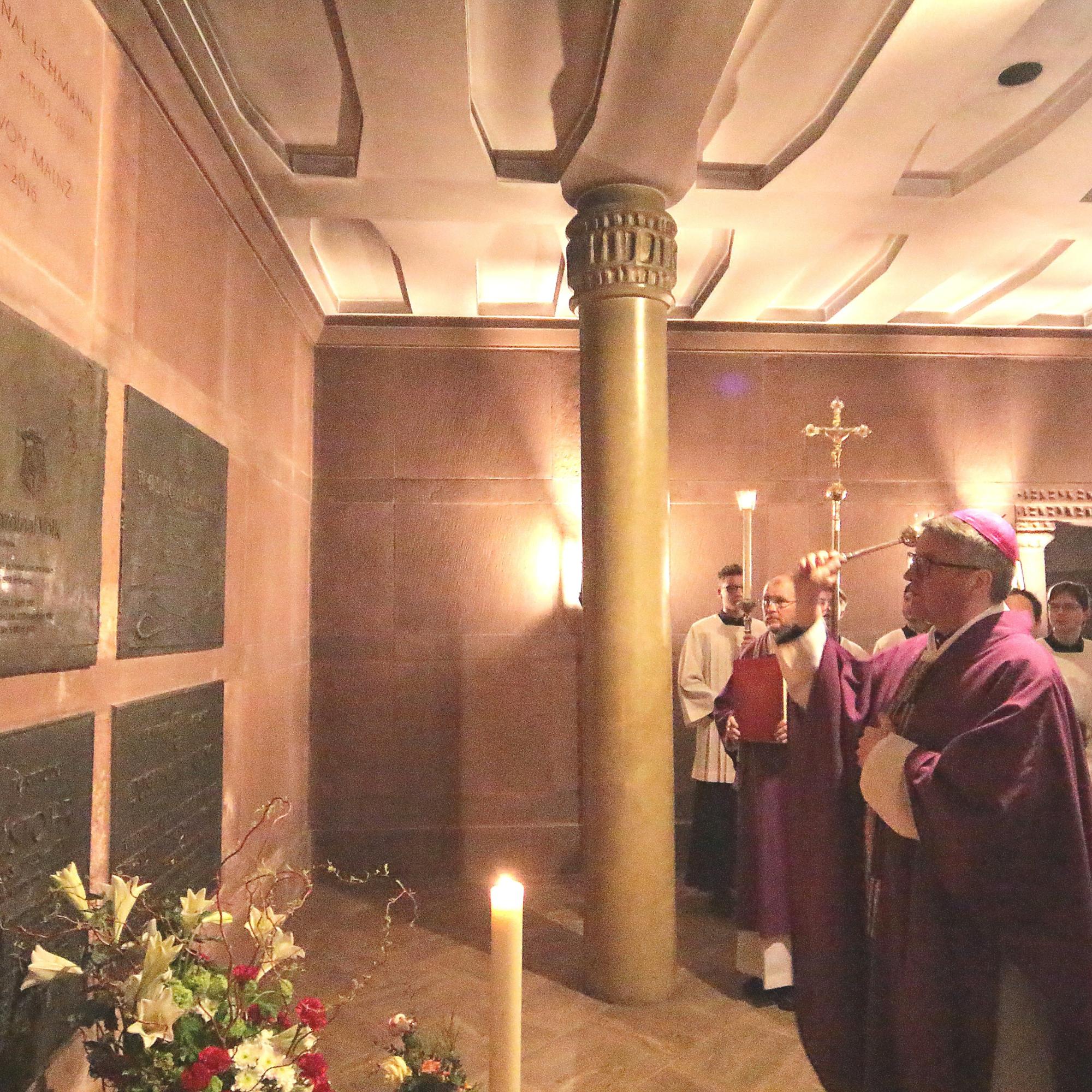 Mainz, 17. März 2019: Bischof Peter Kohlgraf besprengte die Grabplatte von Kardinal Lehmann mit Weihwasser und betete am Grab.