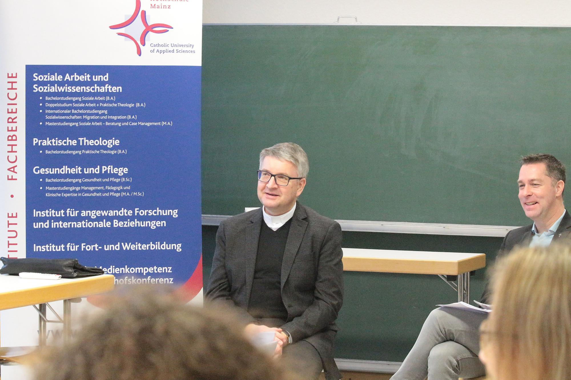 Mainz, 11. Januar 2019: Bischof Peter Kohlgraf bei der Begegnung mit Studierenden des neuen Doppelstudiengangs der KH Mainz; rechts: Professor Dr. Jan Loffeld.