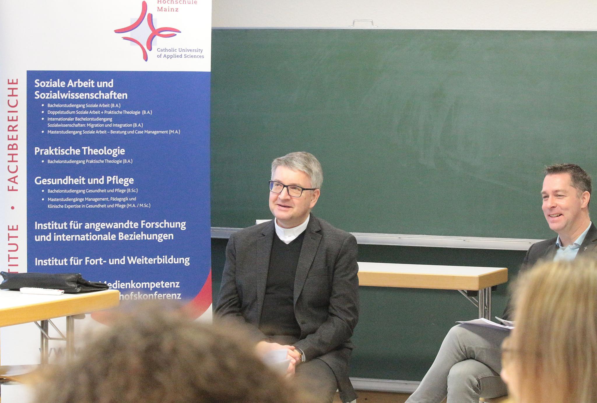 Mainz, 11. Januar 2019: Bischof Peter Kohlgraf bei der Begegnung mit Studierenden des neuen Doppelstudiengangs der KH Mainz; rechts: Professor Dr. Jan Loffeld.
