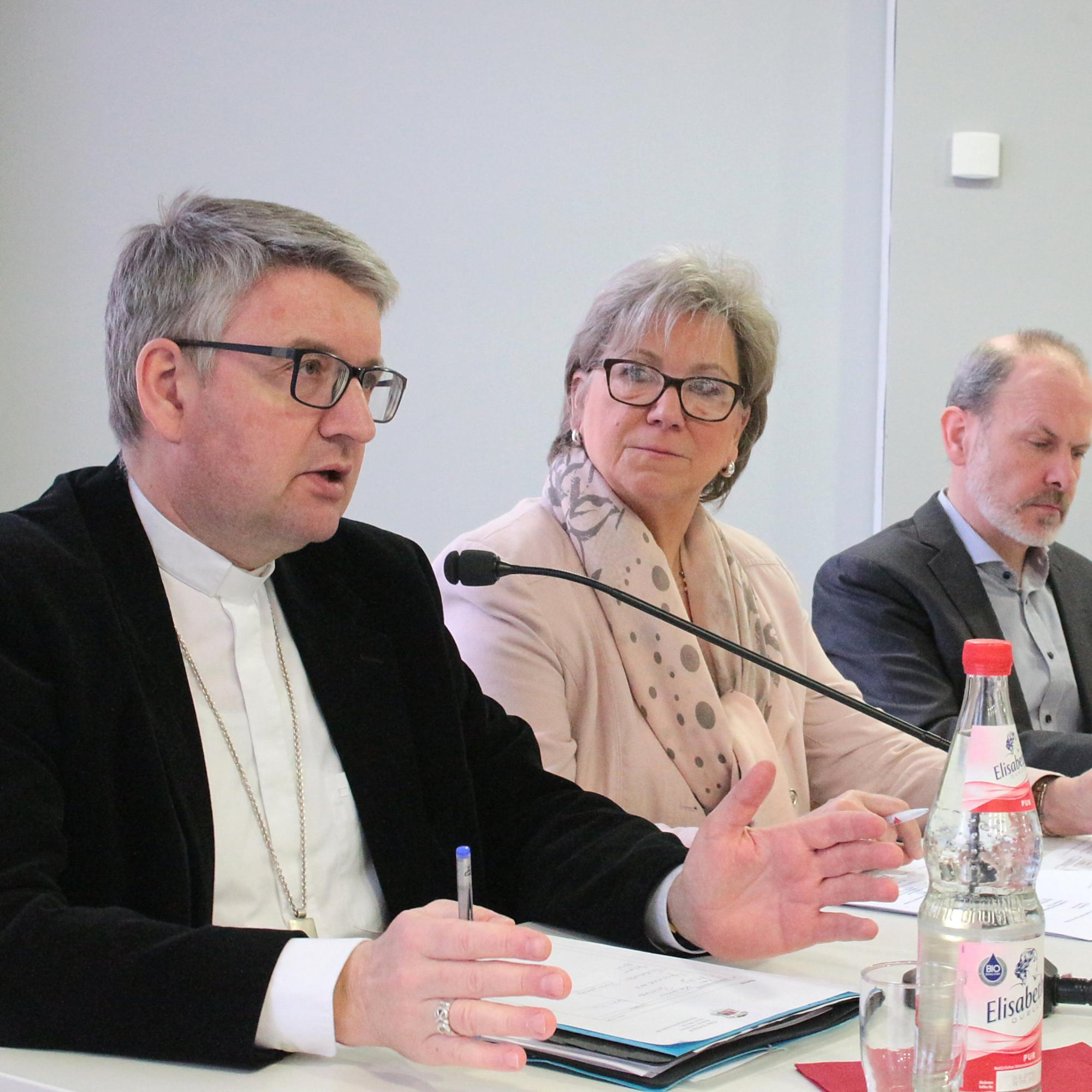 Mainz, 16. März 2019: Bischof Peter Kohlgraf (ganz links) berichtete bei der Sitzung des Katholikenrates unter anderem über die Beratungen der Deutschen Bischofskonferenz in Lingen.