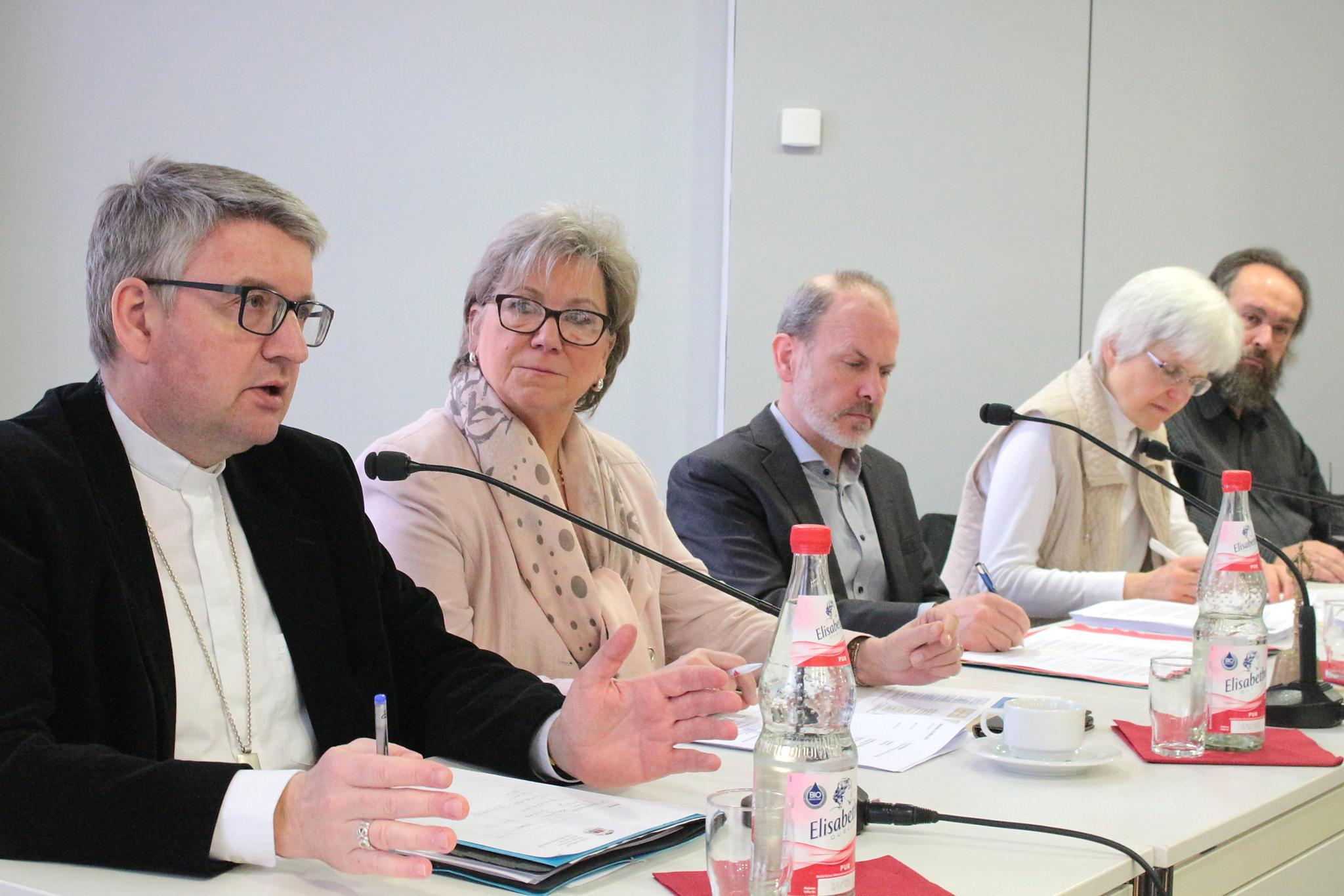 Mainz, 16. März 2019: Bischof Peter Kohlgraf (ganz links) berichtete bei der Sitzung des Katholikenrates unter anderem über die Beratungen der Deutschen Bischofskonferenz in Lingen.