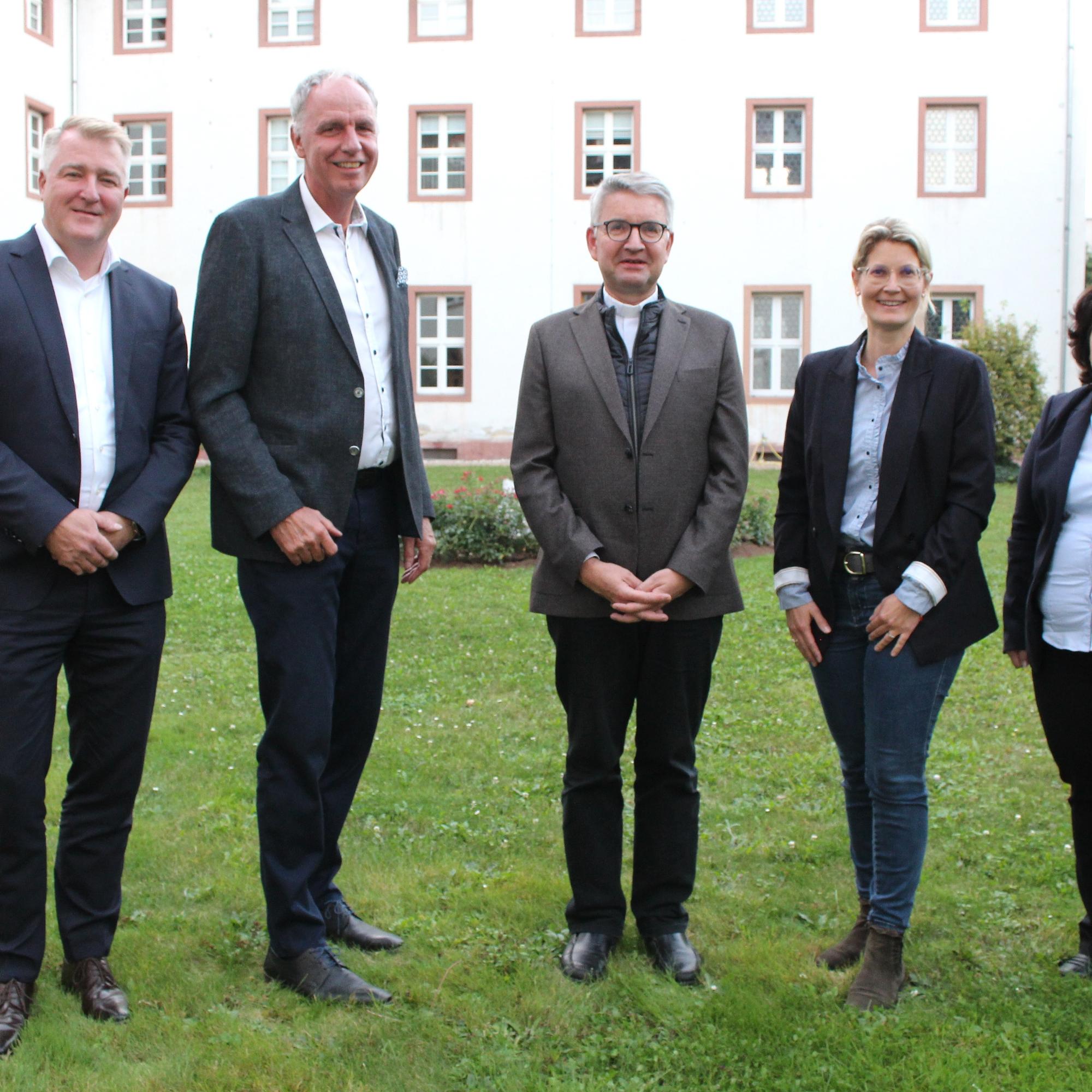 Mainz, 17. September 2024: Konstituierende Sitzung des Kirchensteuerrates (v.l.n.r.): Carsten Erdt, Rainer Reuhl, Bischof Peter Kohlgraf, Ena Kaube und Stephanie Rieth.