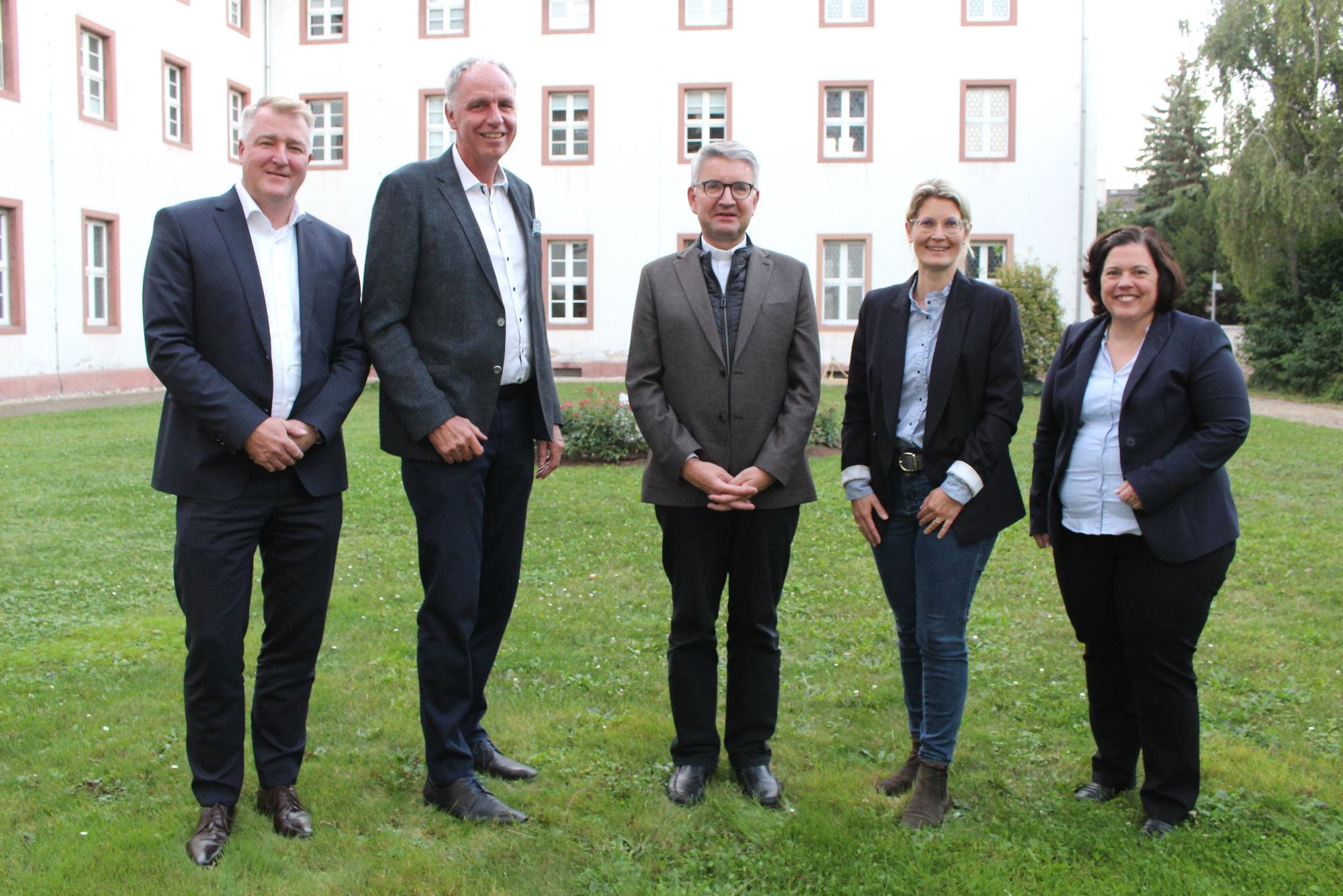 Mainz, 17. September 2024: Konstituierende Sitzung des Kirchensteuerrates (v.l.n.r.): Carsten Erdt, Rainer Reuhl, Bischof Peter Kohlgraf, Ena Kube und Stephanie Rieth.