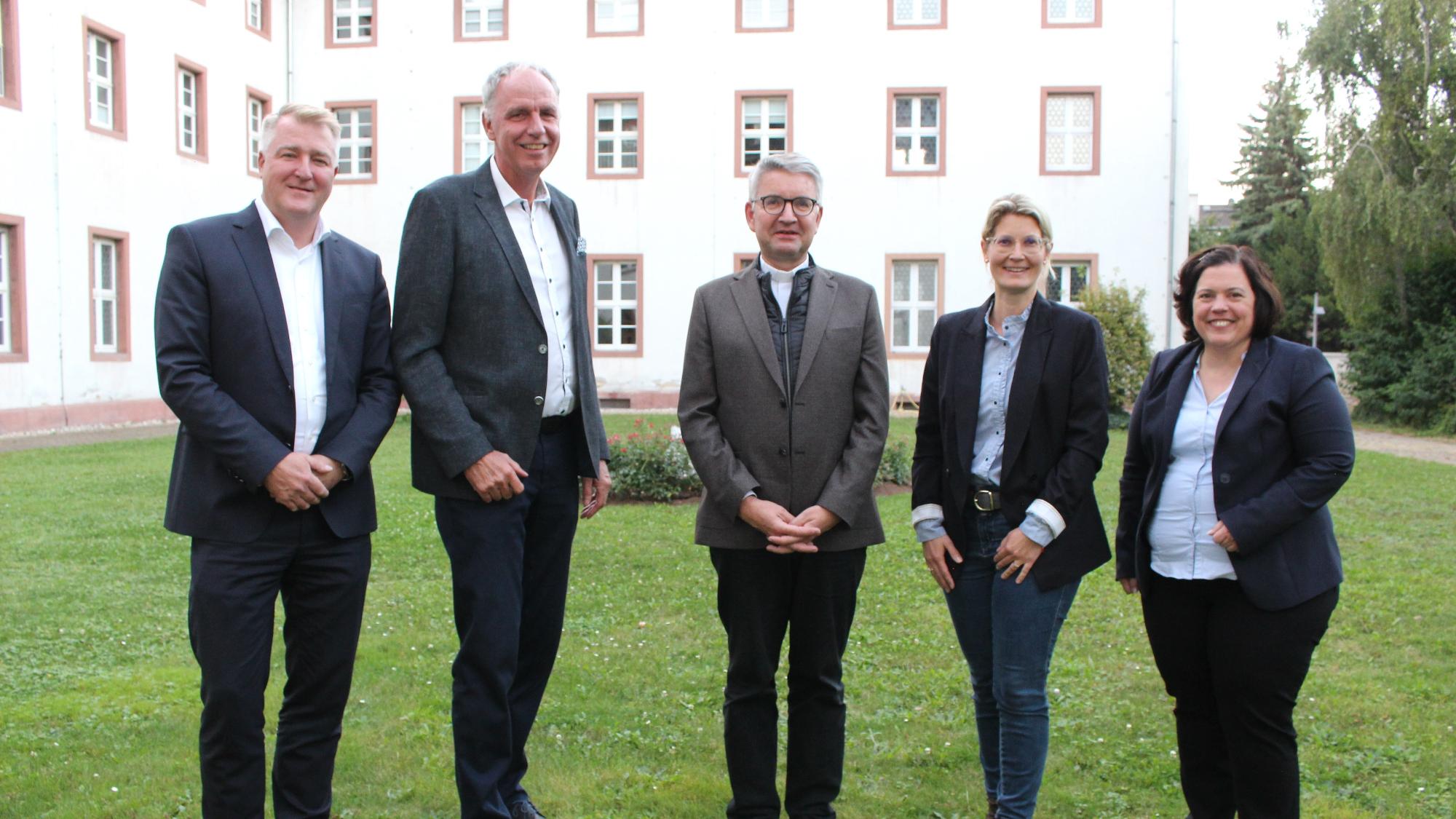 Mainz, 17. September 2024: Konstituierende Sitzung des Kirchensteuerrates (v.l.n.r.): Carsten Erdt, Rainer Reuhl, Bischof Peter Kohlgraf, Ena Kaube und Stephanie Rieth.