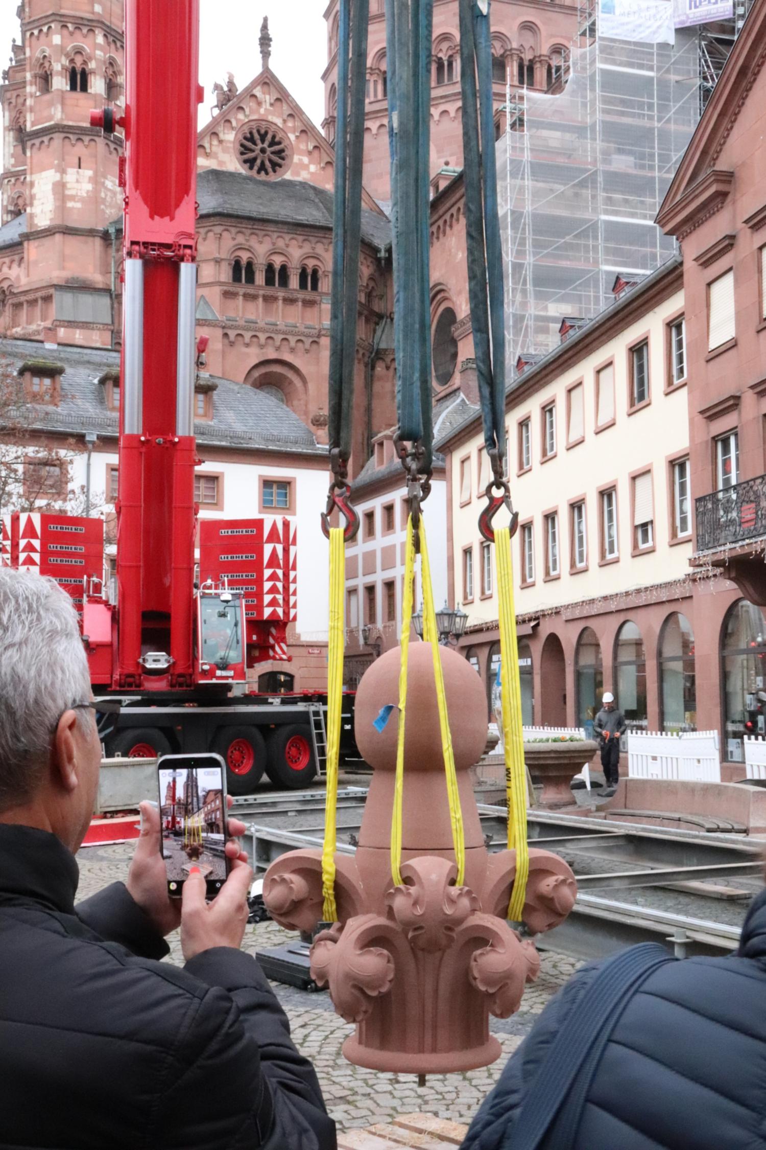 Diese neu angefertigte Kreuzblume wird auf den Giebel des Dachs gehoben (c) Bistum Mainz/Hoffmann